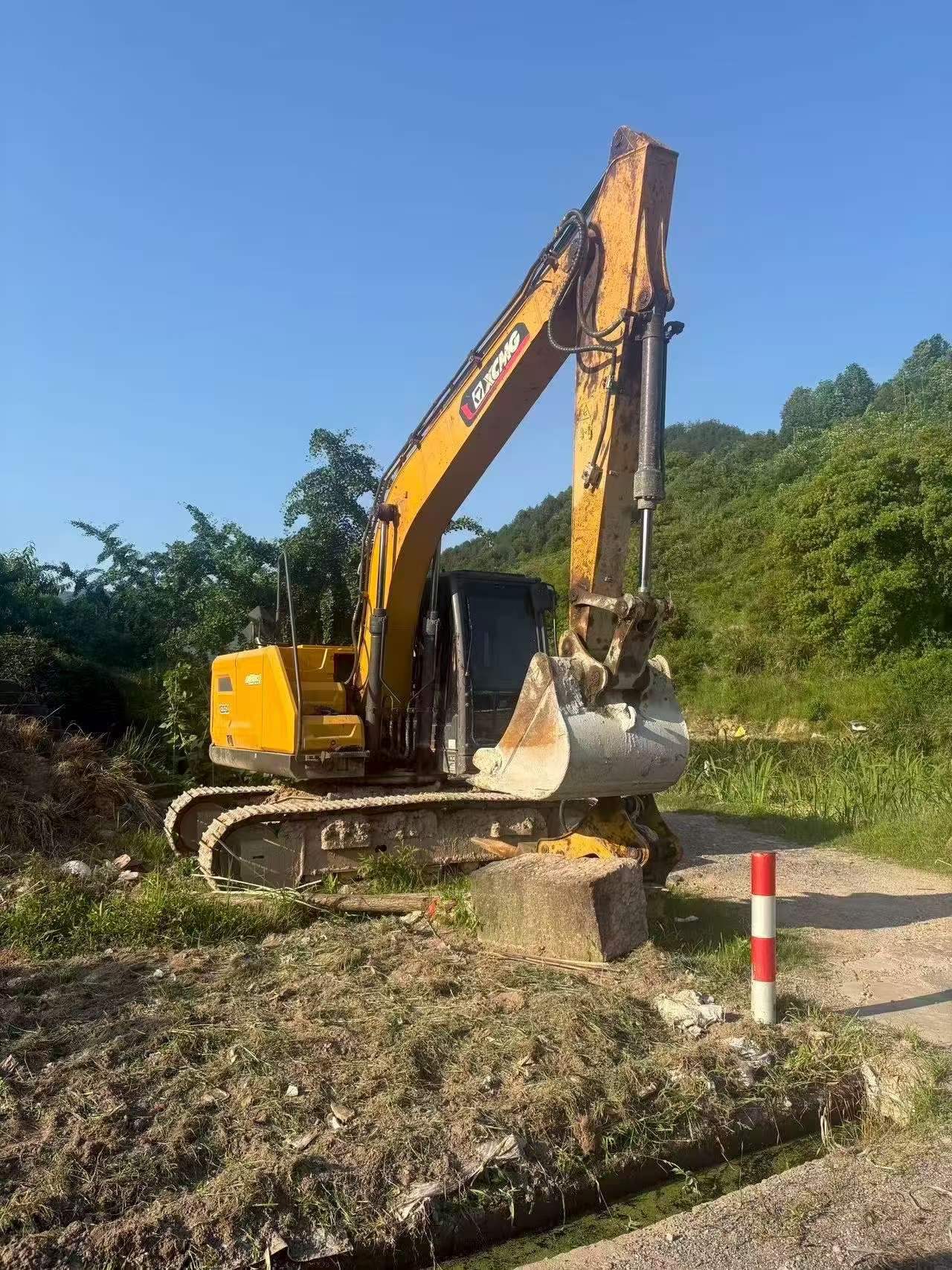 Buy XCMG XE135B Used Excavator / 3