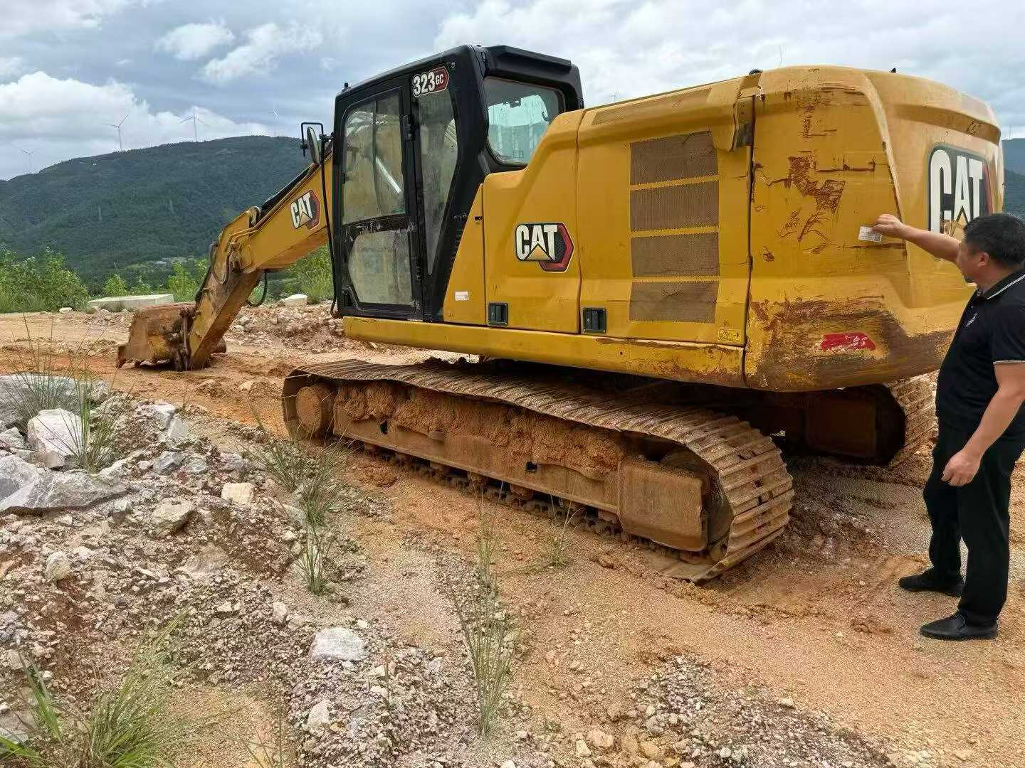 Buy Caterpillar 323 Used Excavator / 4