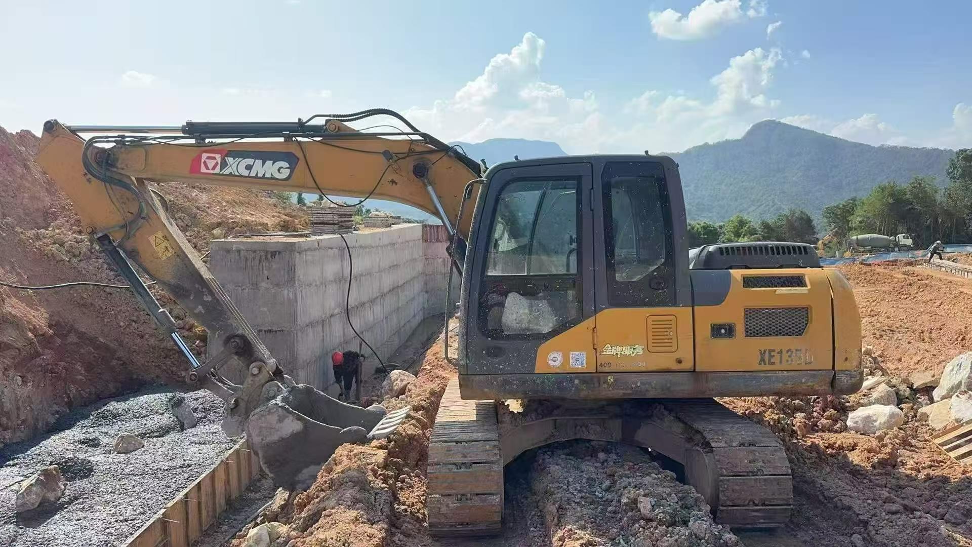 Buy XCMG XE135D Used Excavator / 3