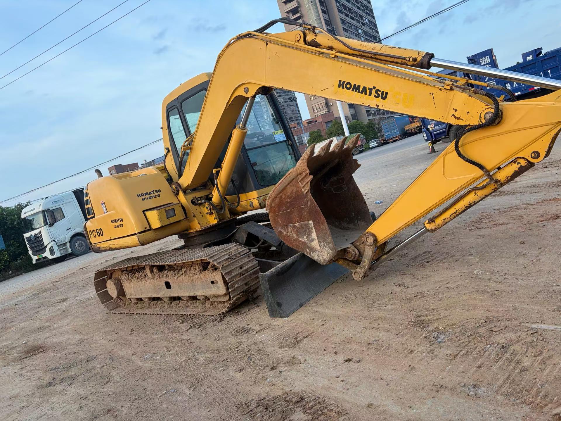 Buy Komatsu PC60-7 Used Excavator / 4
