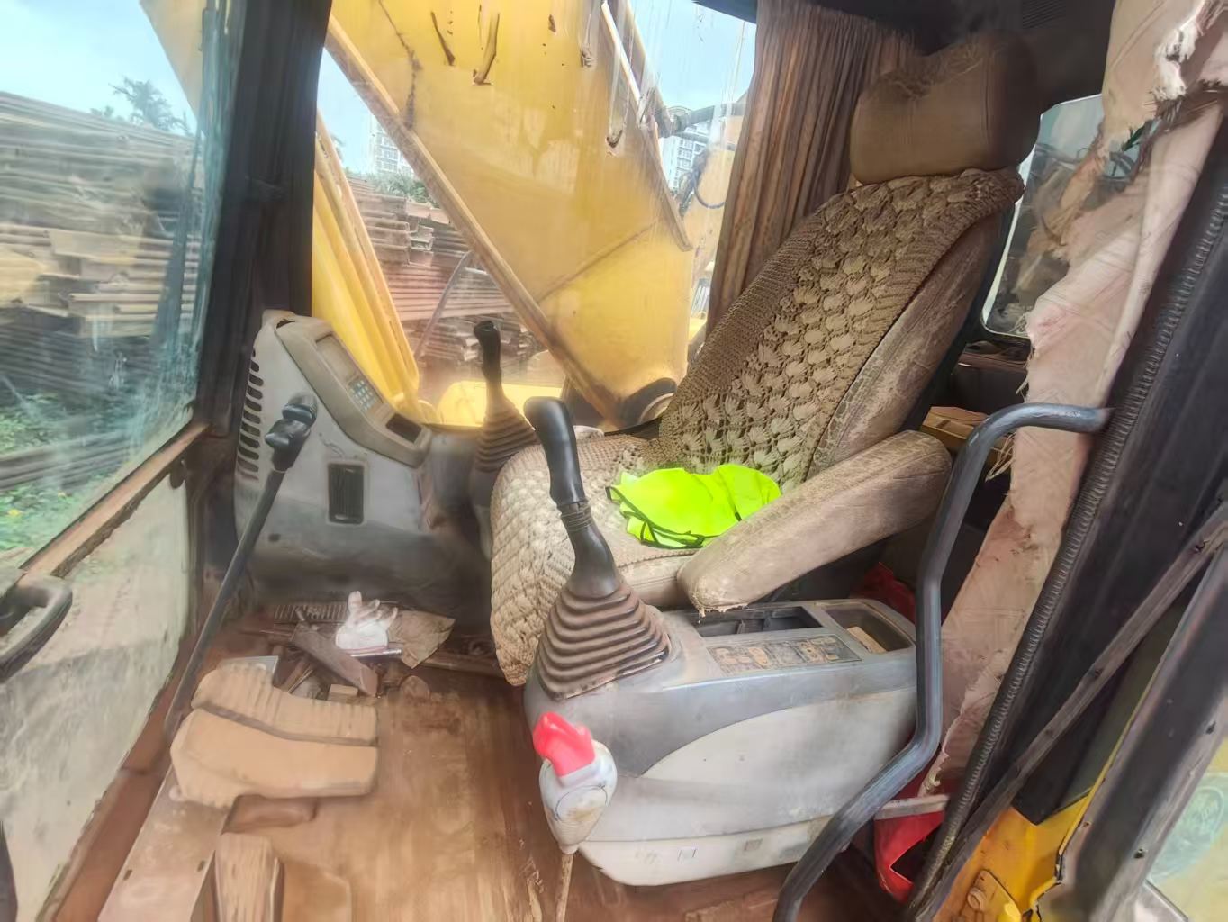 Buy Komatsu PC200-7 Used Excavator / 8