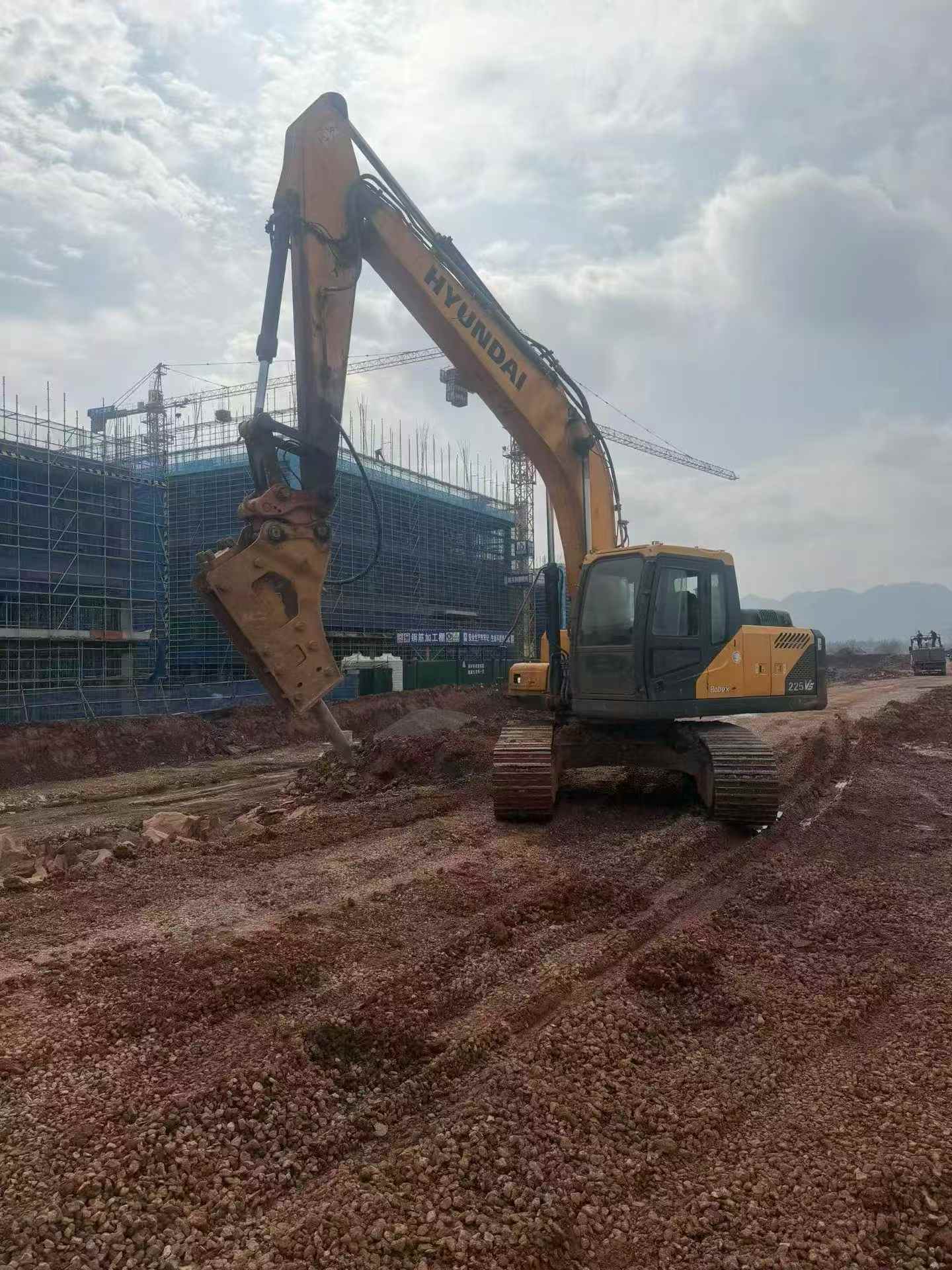 Buy Hyundai R215VS Used Excavator / 6