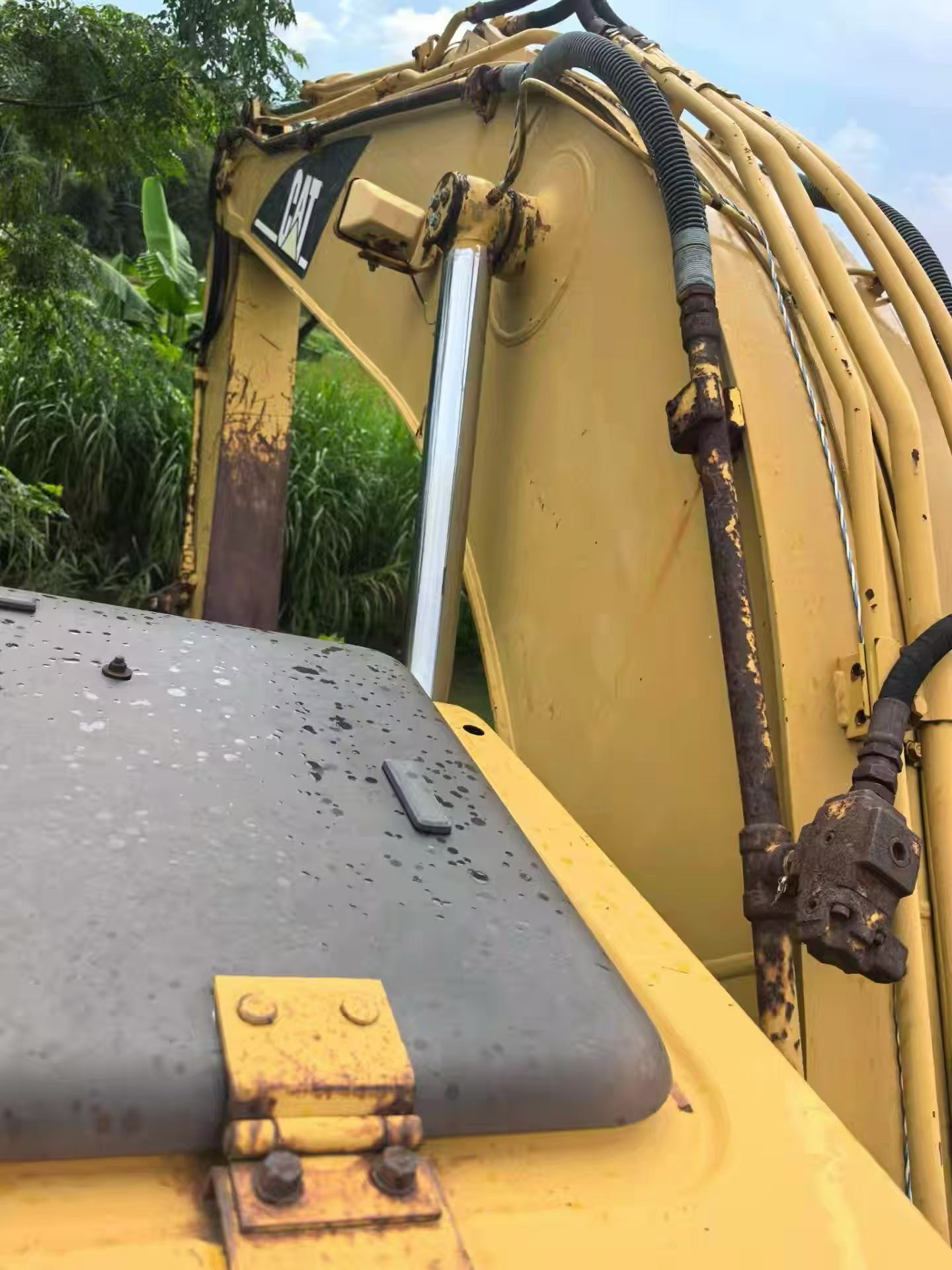 Buy Caterpillar 320B Used Excavator / 5