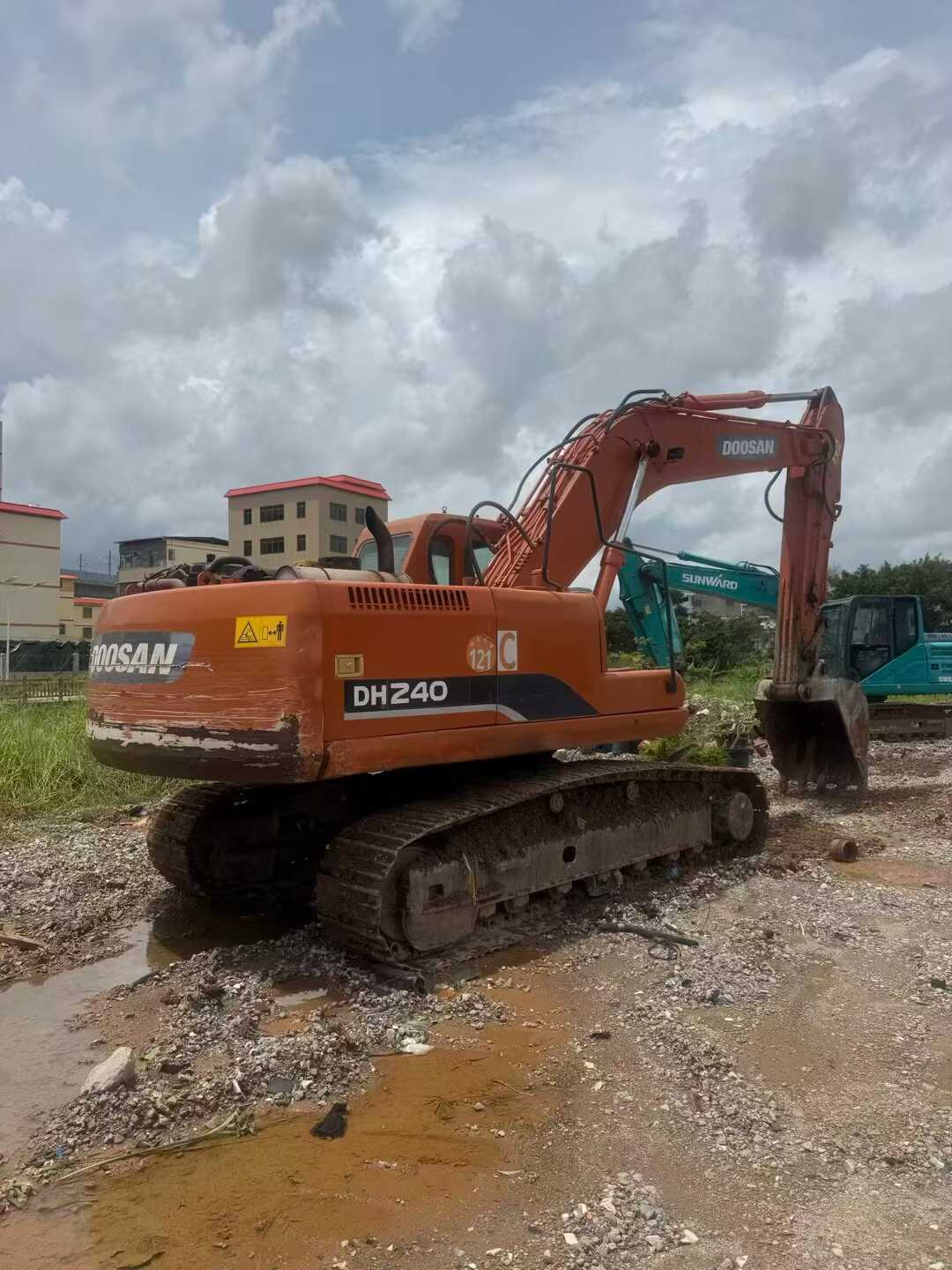 Compre Escavadeira Doosan DH215-9 Usada / 2 Compre Escavadeira Doosan DH215-9 Usada / 2