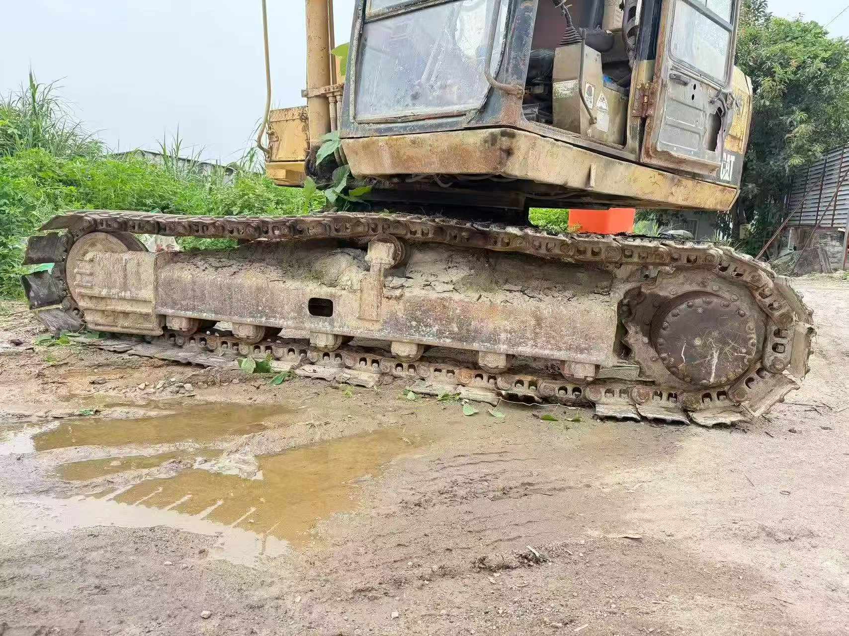 Comprar Caterpillar E120B Usado Escavadeira