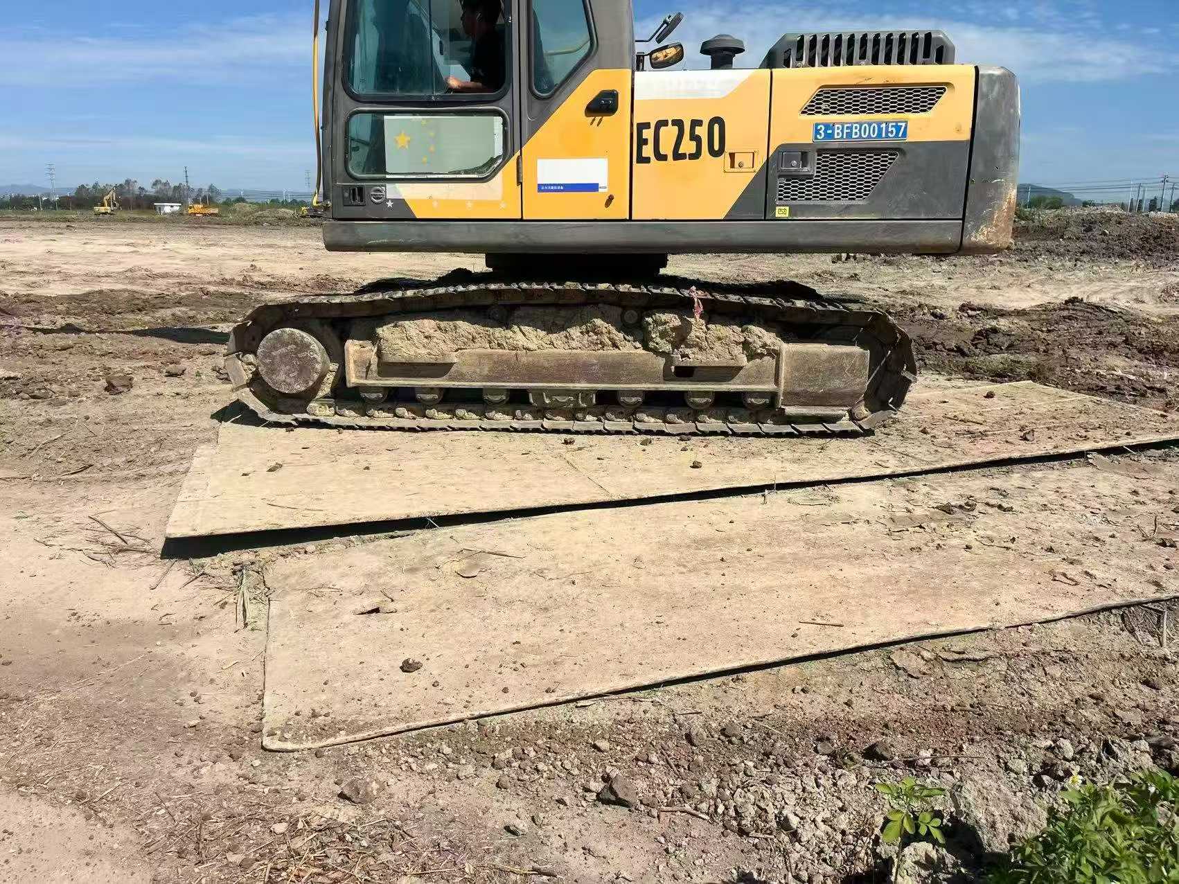 Купить Подержанный Экскаватор Volvo EC200 / 6