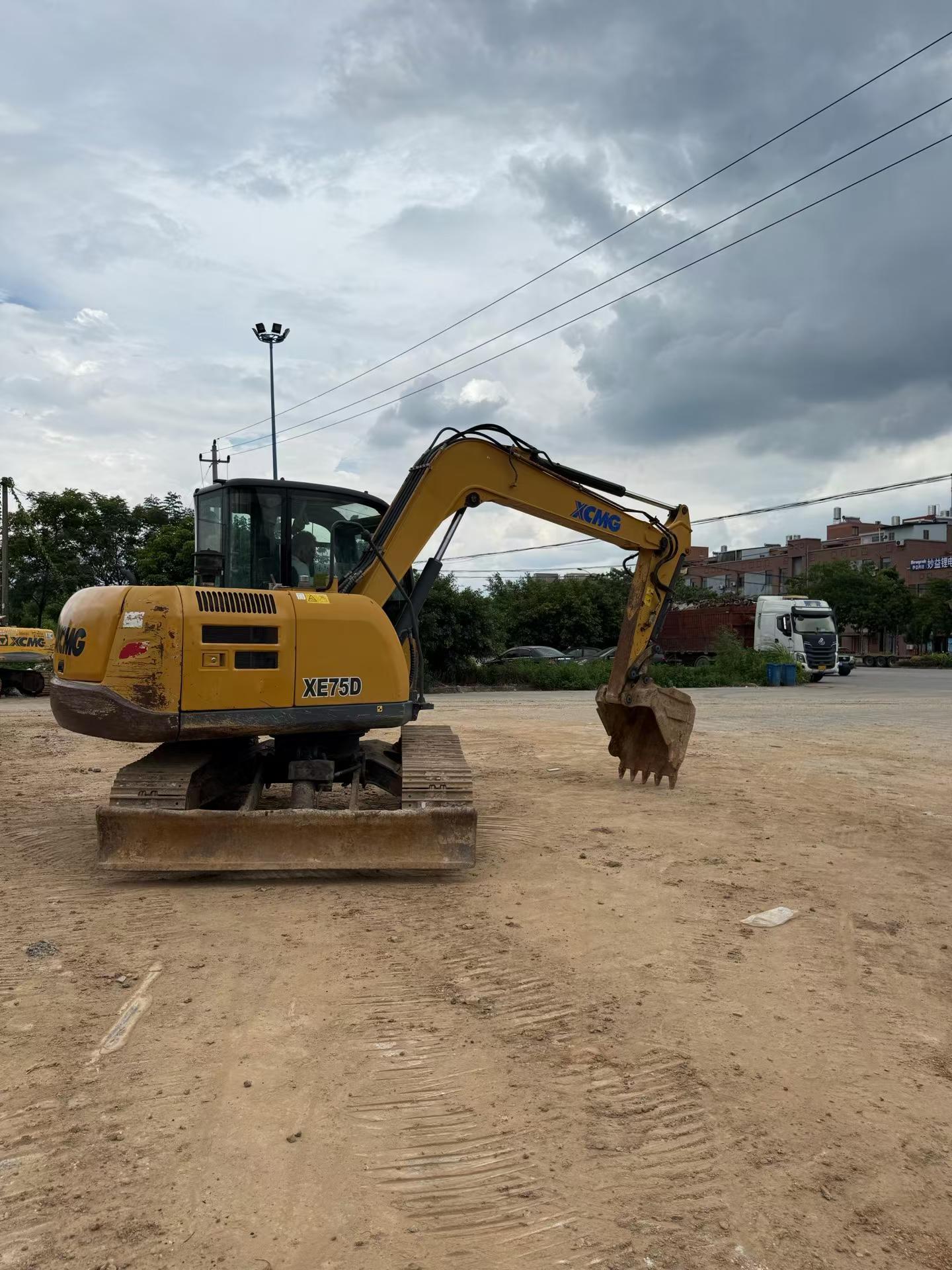 شراء حفارة XCMG XE75C مستعملة / 2