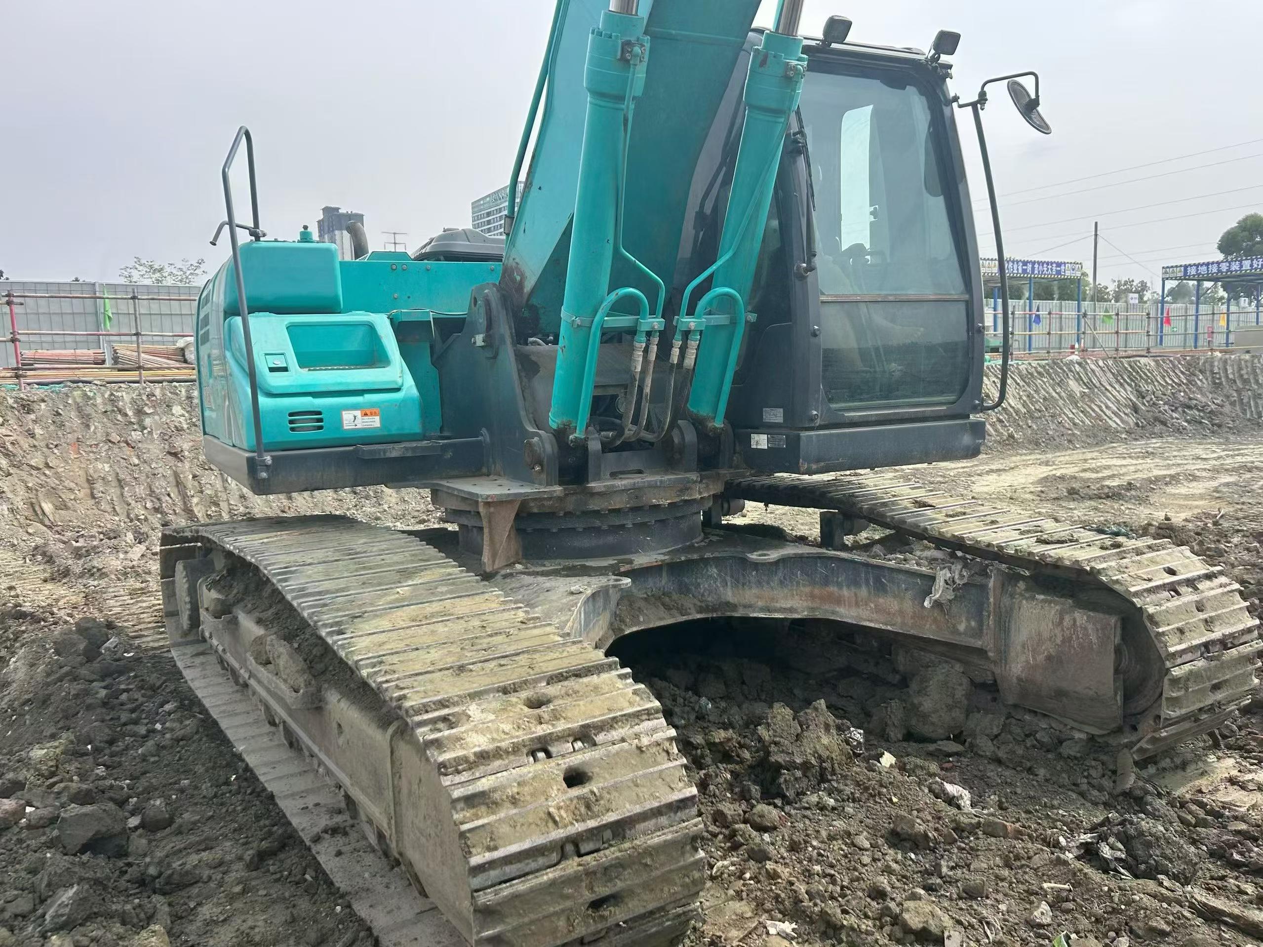 Compre Escavadeira Kobelco SK260LC-8 Usada / 2 Compre Escavadeira Kobelco SK260LC-8 Usada / 2