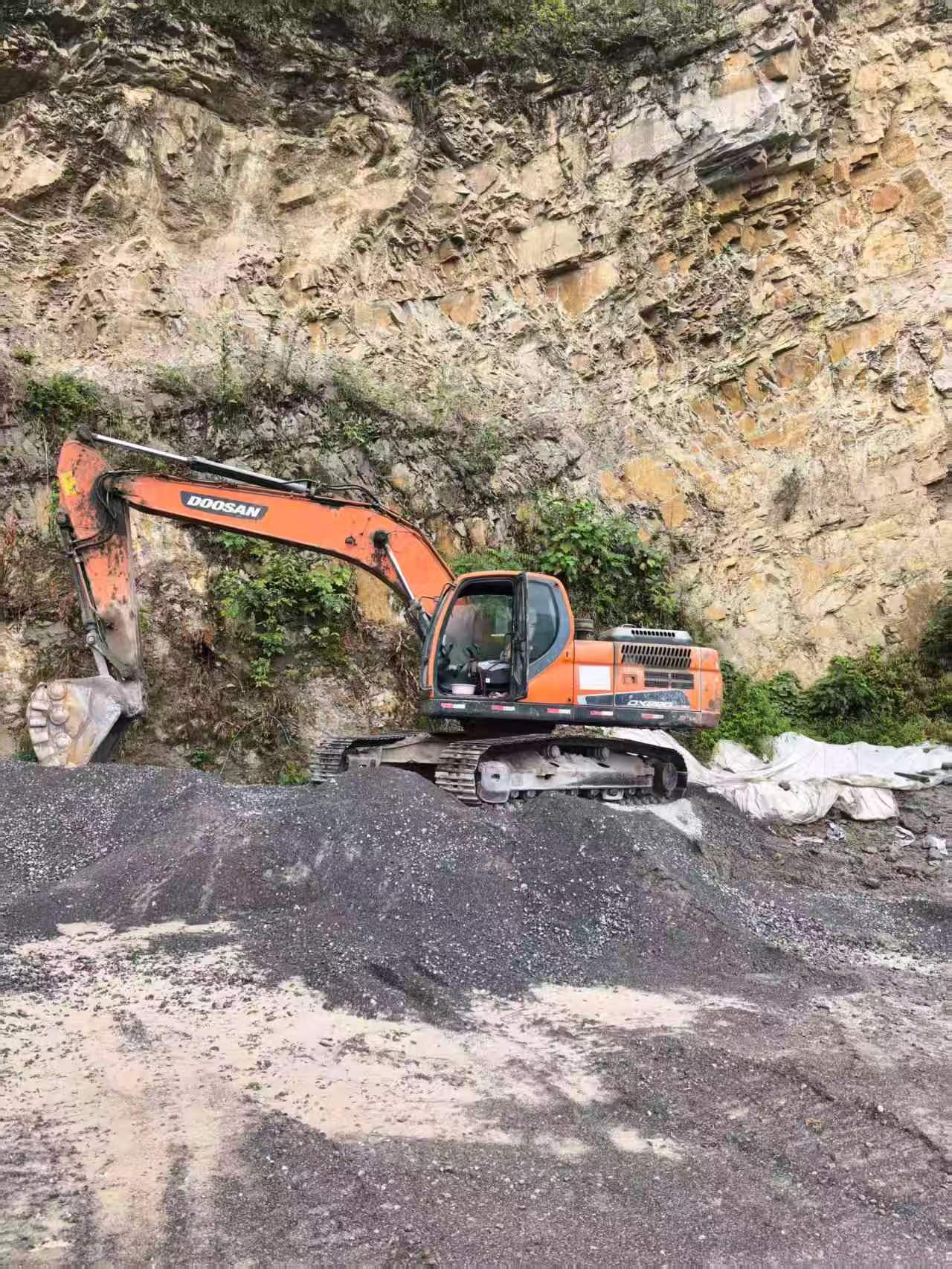 Купить Подержанный Экскаватор Doosan DH220 / 2 Купить Подержанный Экскаватор Doosan DH220 / 2
