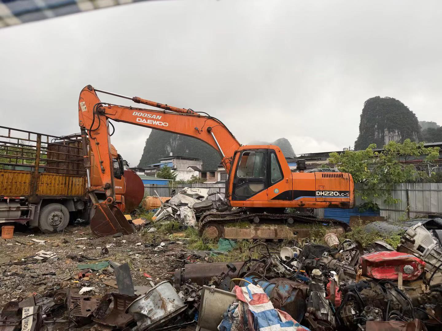 Buy Doosan DH220-7 Used Excavator / 7