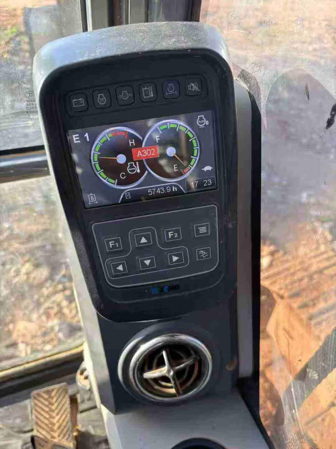 شراء حفارة XCMG XE75C مستعملة / 2