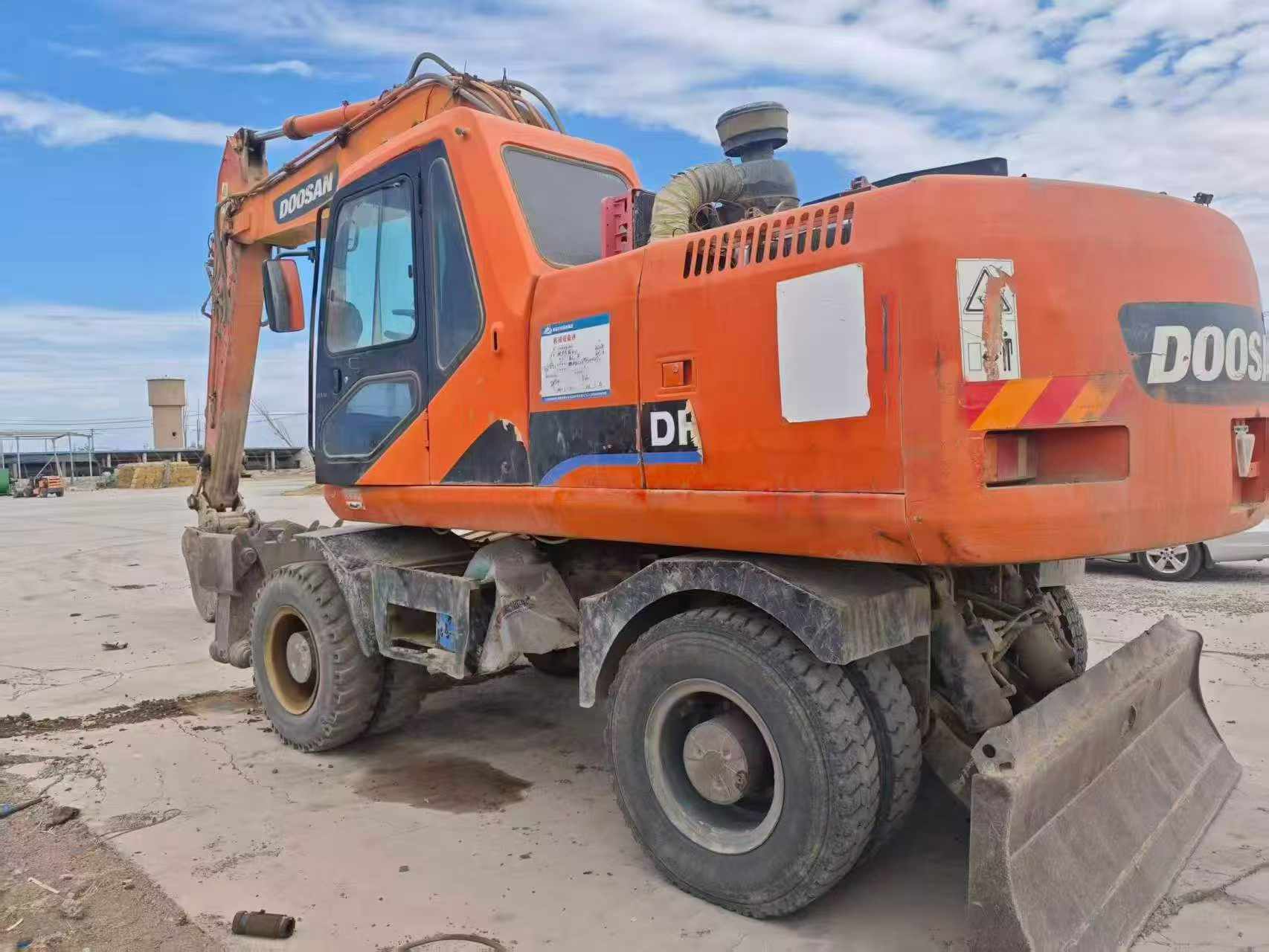 Buy Doosan DX210W Used Excavator / 3