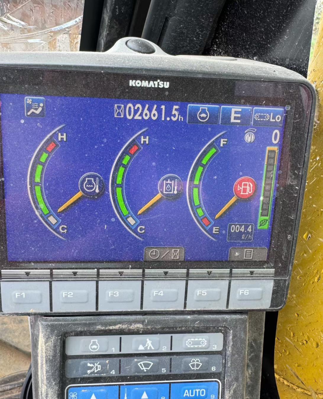 Compre Escavadeira Komatsu PC200 Usada / 6 Compre Escavadeira Komatsu PC200 Usada / 6
