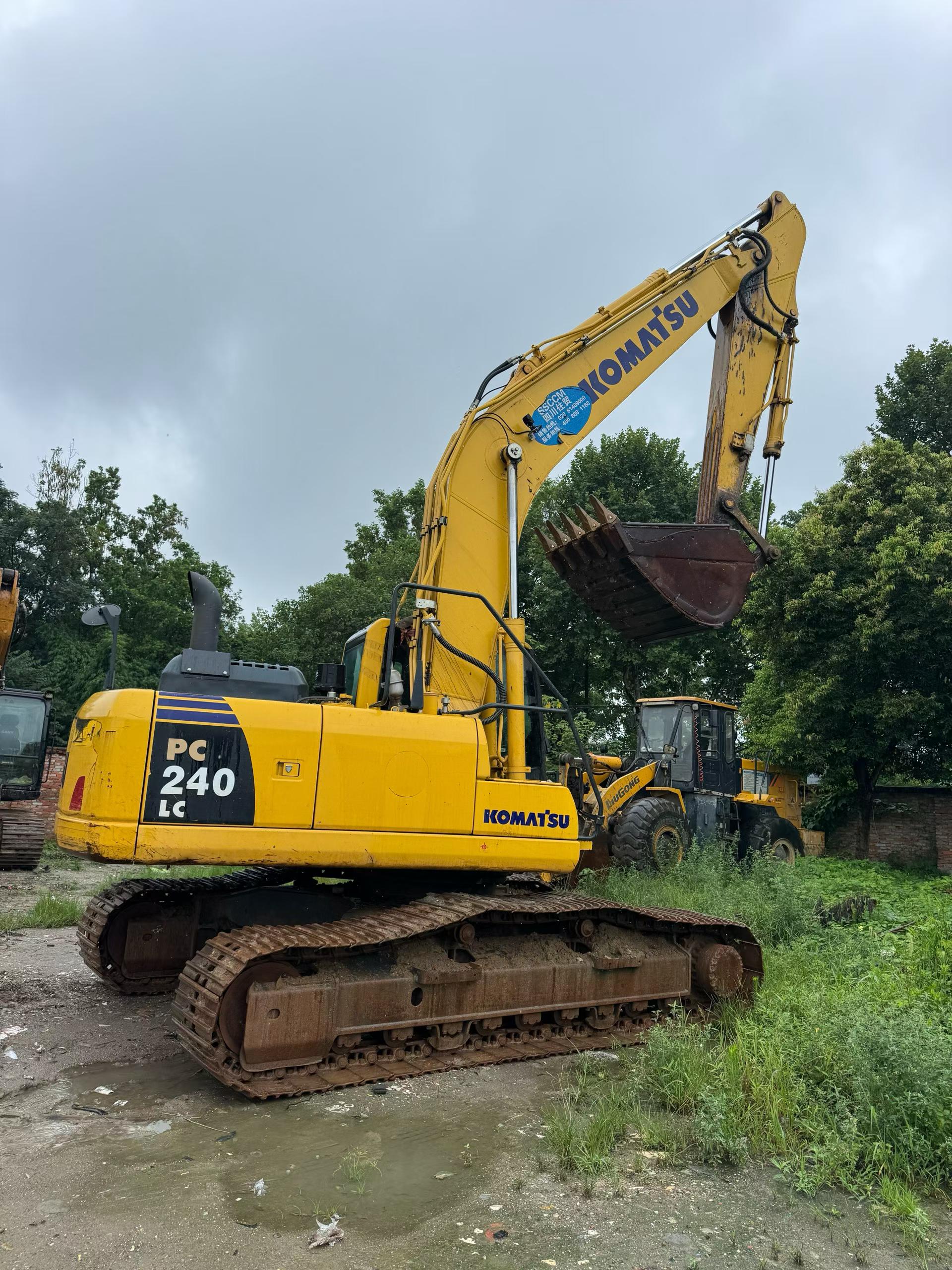 Compre Escavadeira Komatsu PC200 Usada / 2 Compre Escavadeira Komatsu PC200 Usada / 2