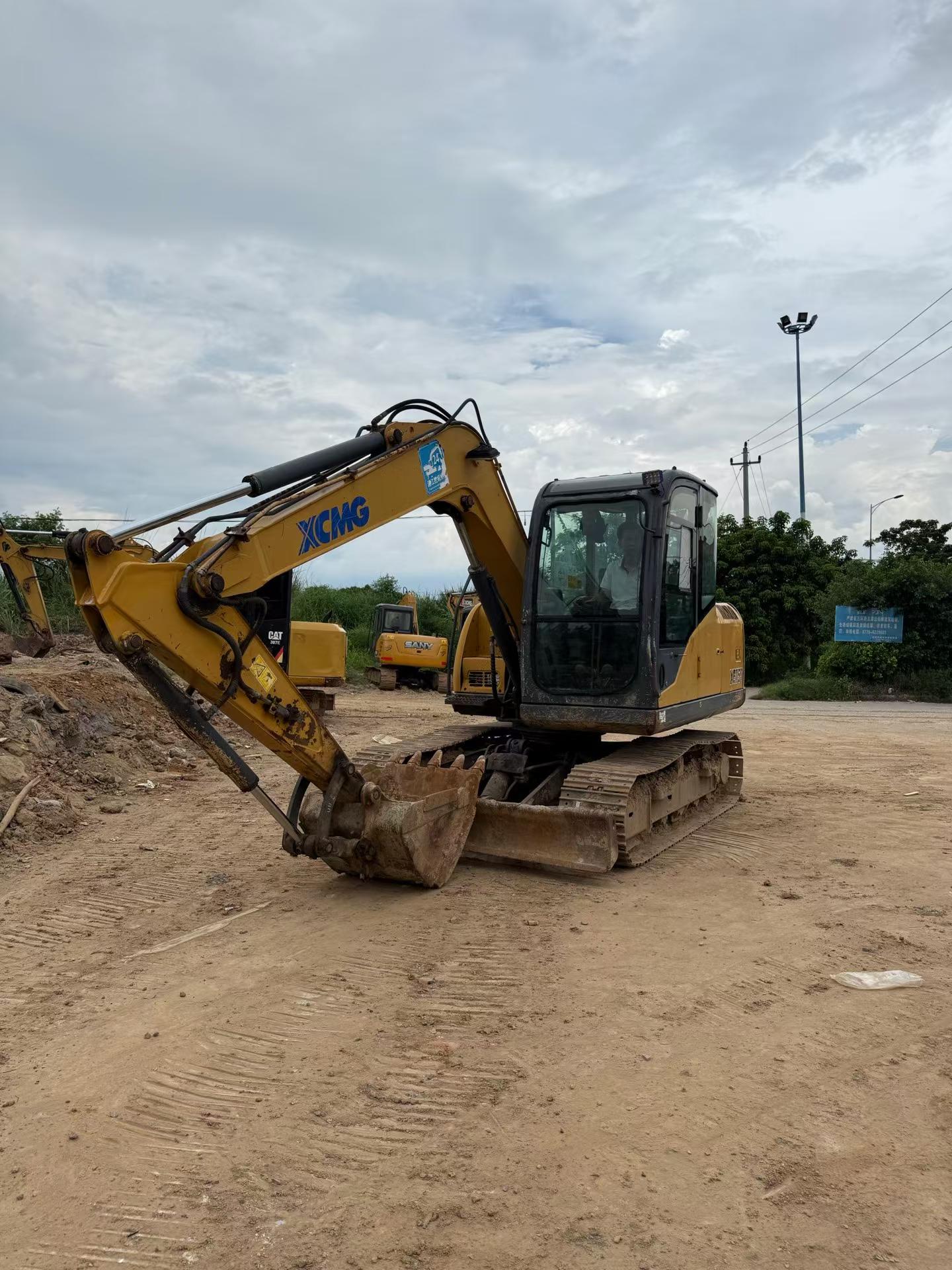 شراء حفارة XCMG XE75C مستعملة / 4