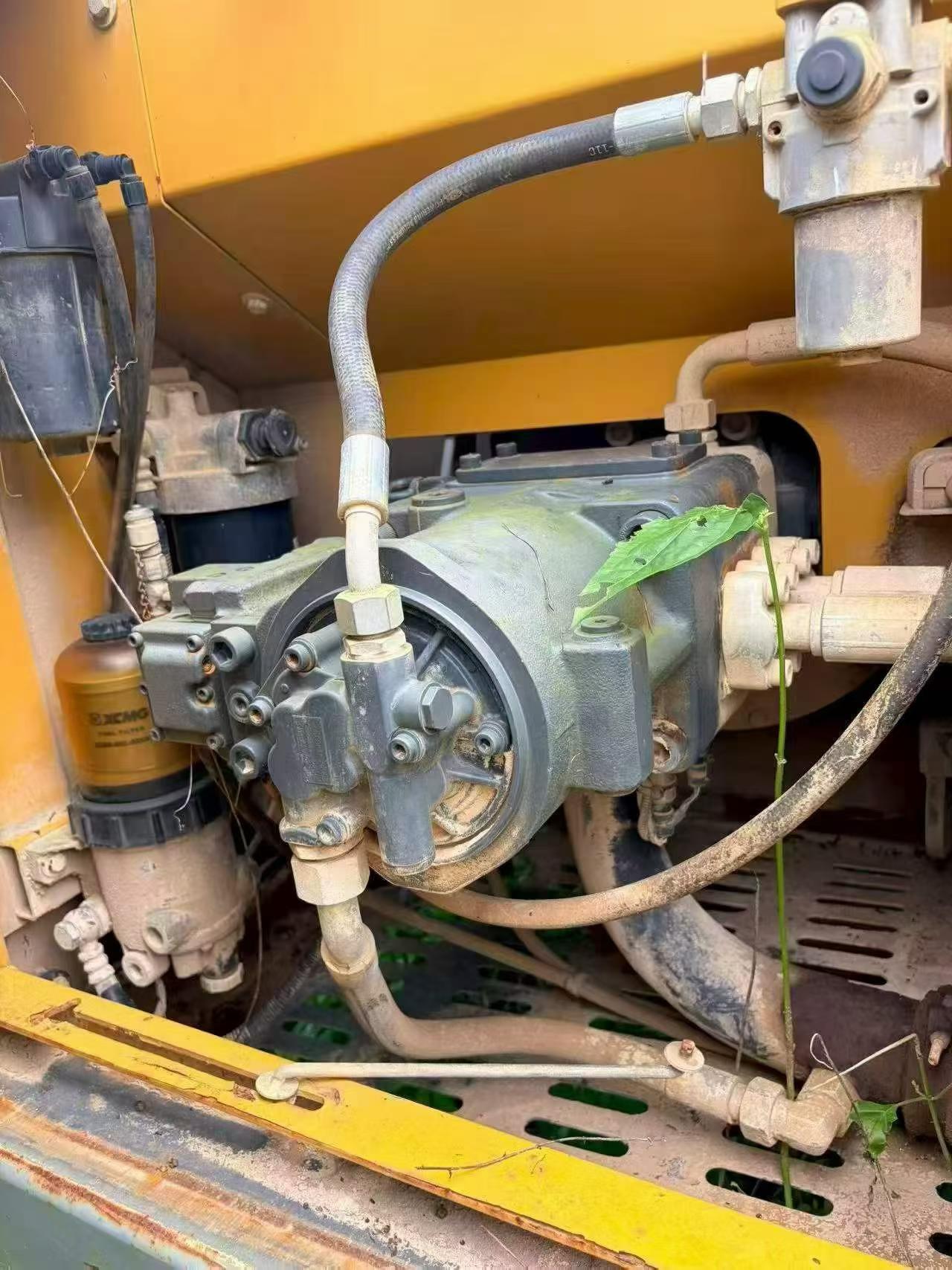Compre Excavadora XCMG XE215D Usada / 4