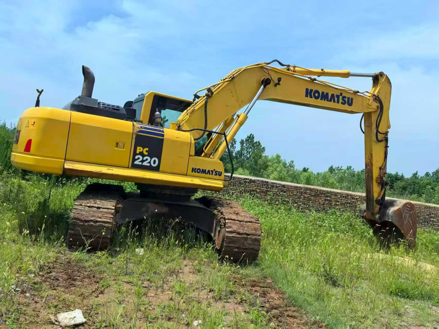 Buy Komatsu PC220-8M0 Used Excavator