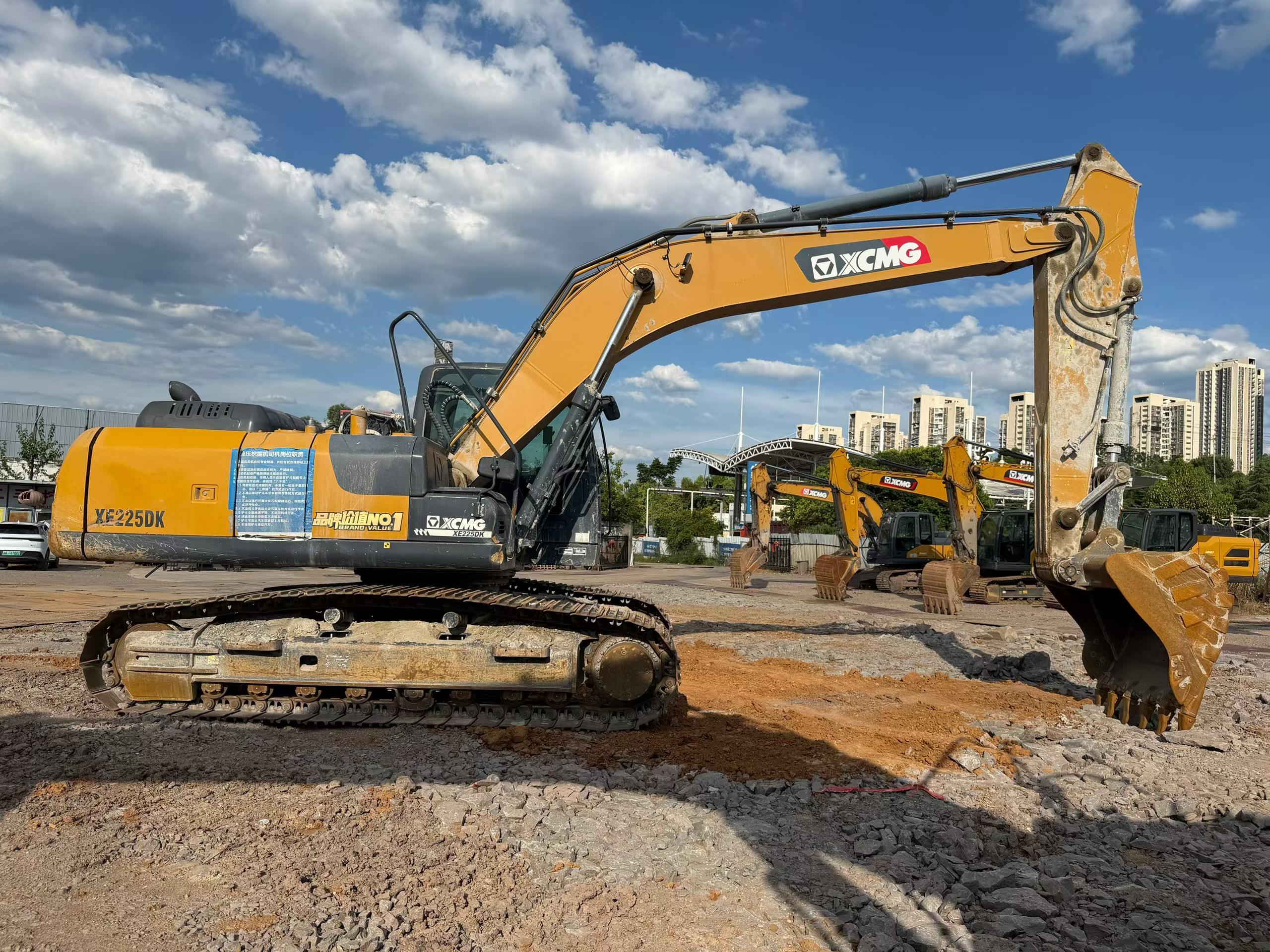 Compre Excavadora XCMG XE225DK Usada / 3