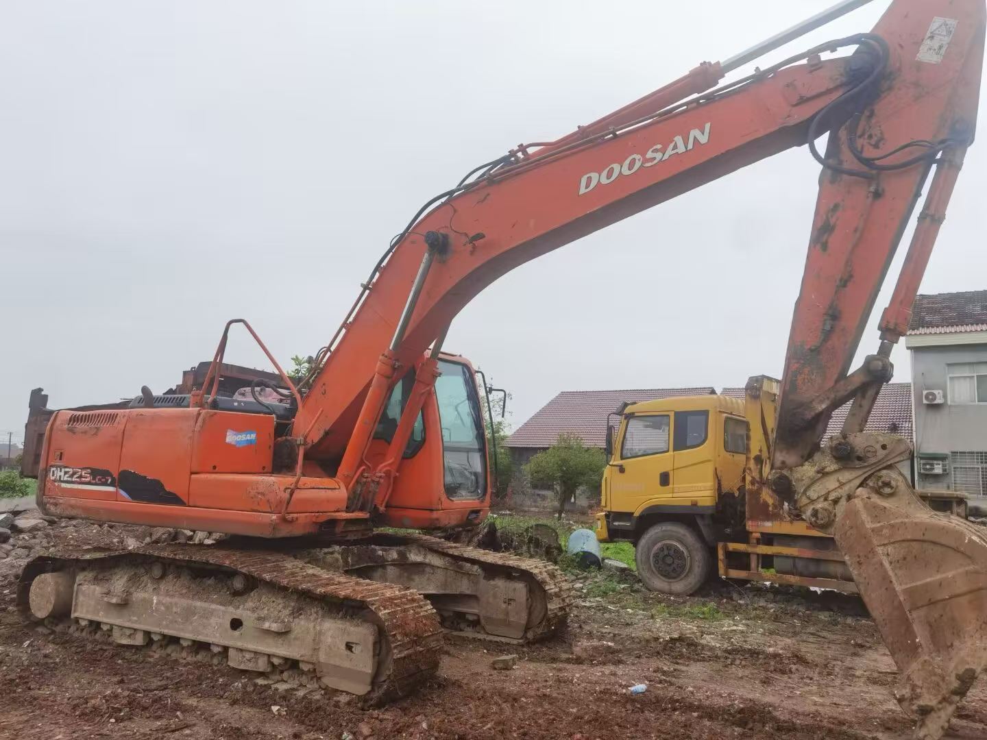 Compre Escavadeira Doosan S225 Usada / 2 Compre Escavadeira Doosan S225 Usada / 2
