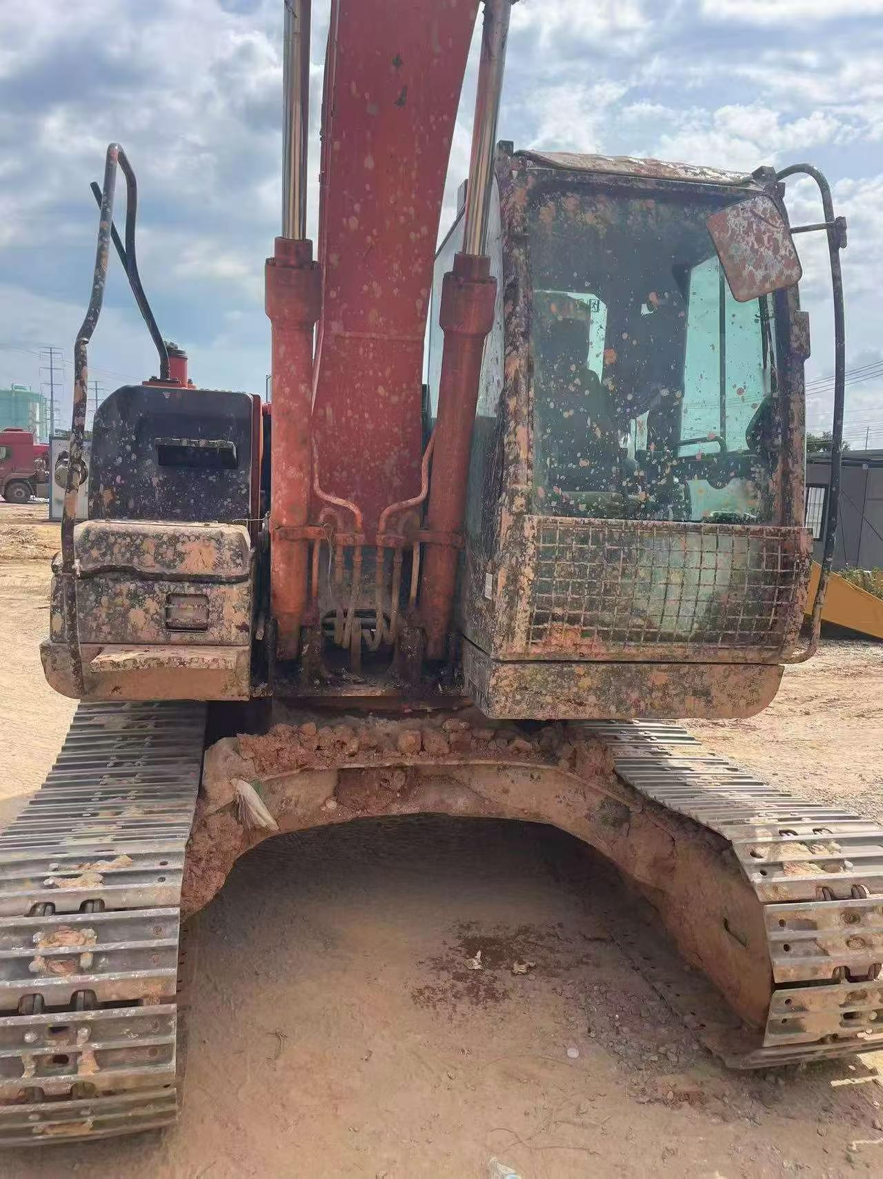 Buy Hitachi EX130H-5 Used Excavator / 2