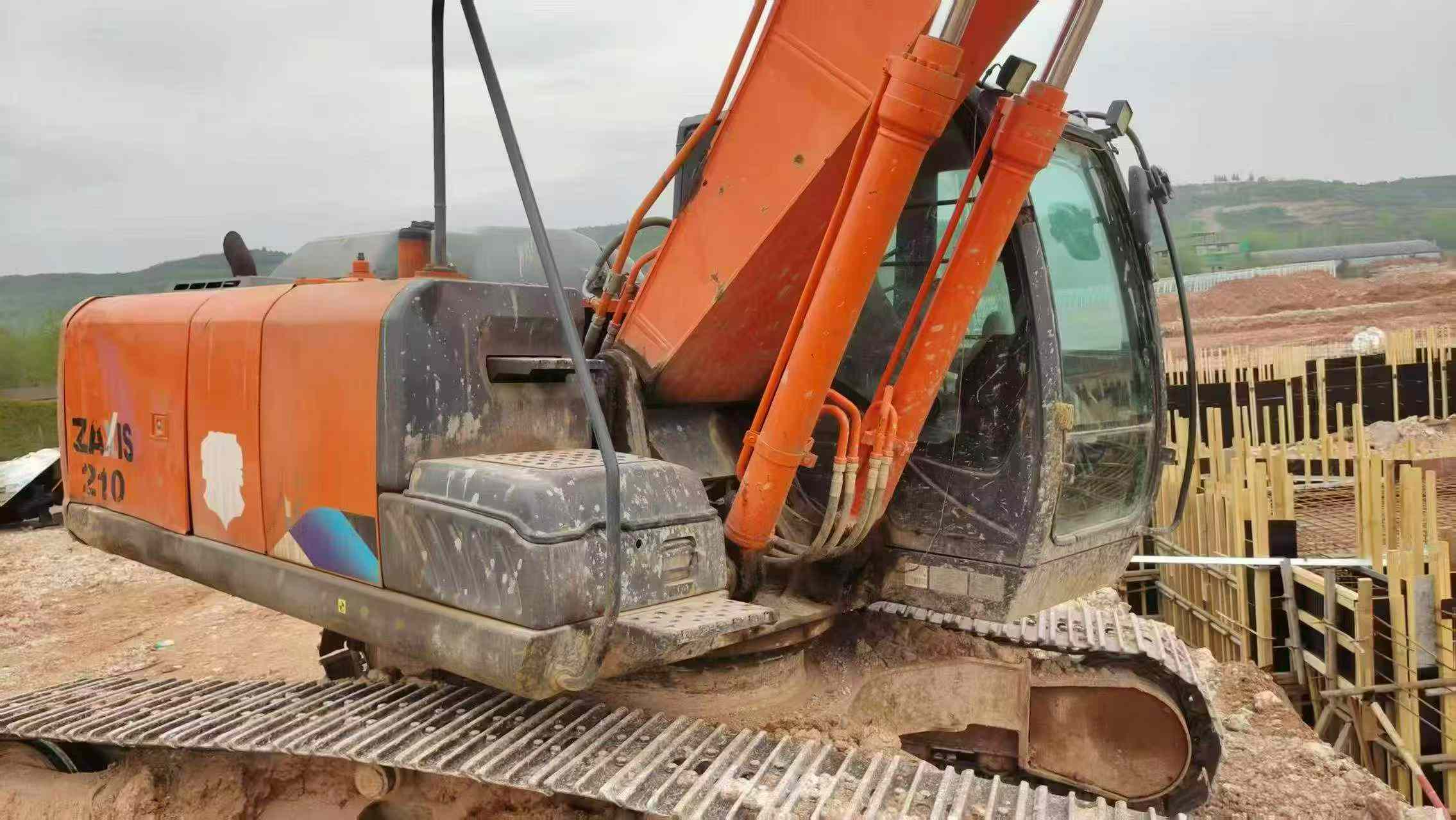 Buy Hitachi EX200-1 Used Excavator / 6