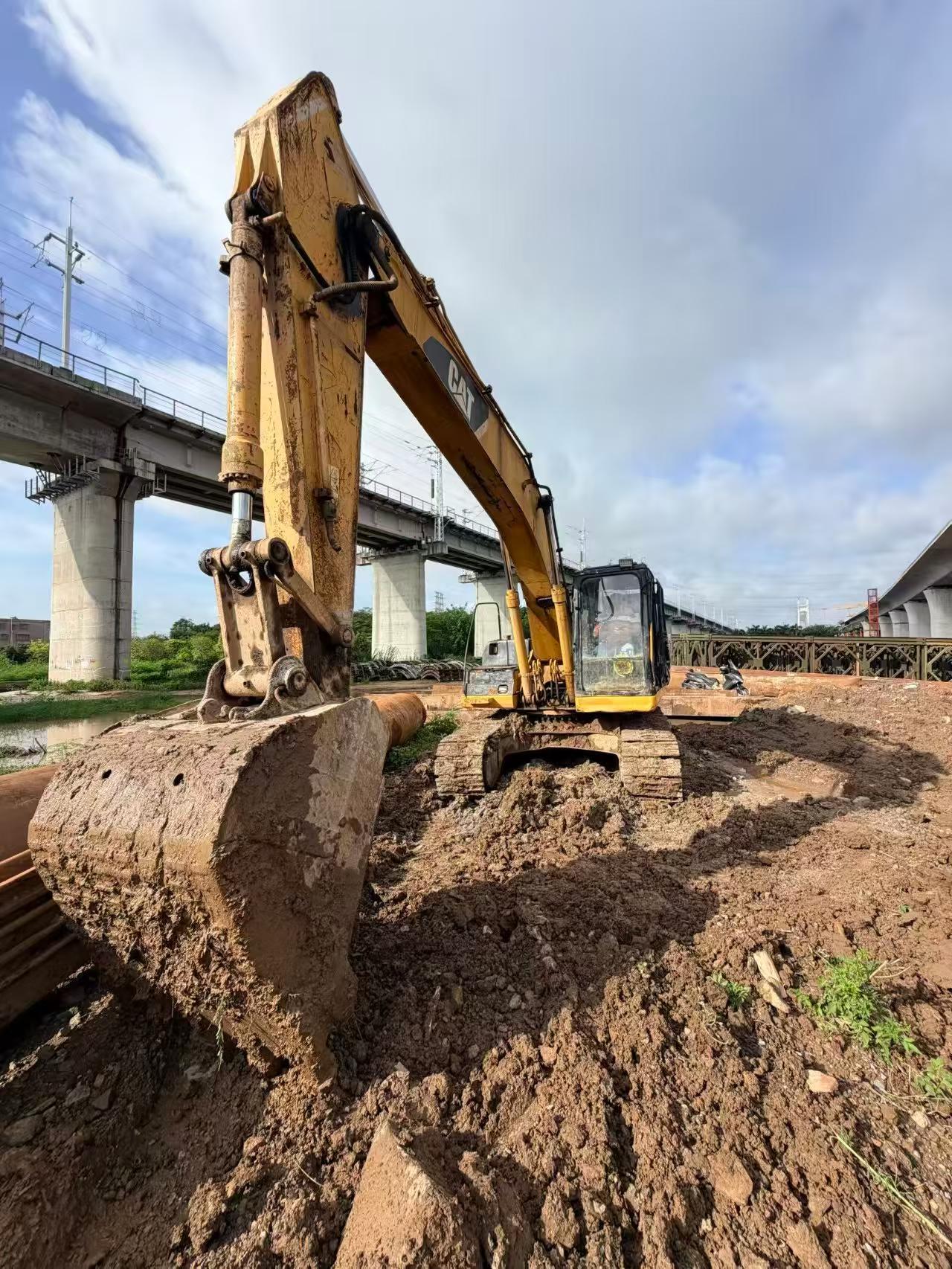 Buy Caterpillar 320B Used Excavator / 1