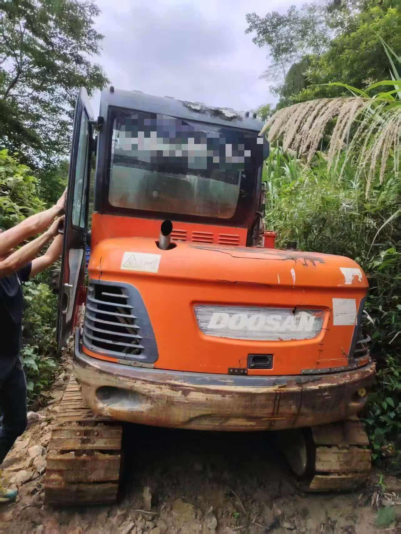 Compre Escavadeira Doosan DH60 Usada / 2 Compre Escavadeira Doosan DH60 Usada / 2