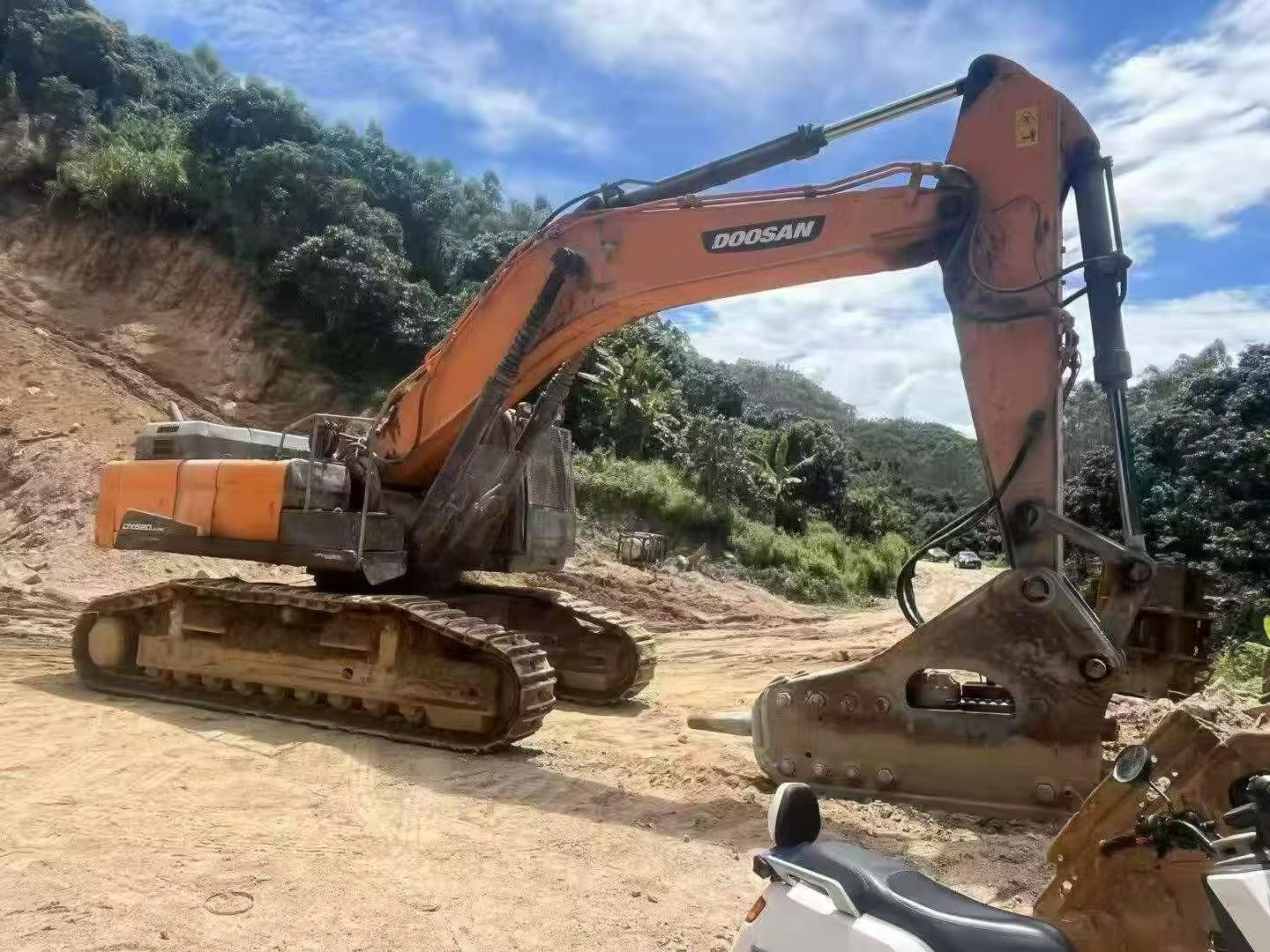 Купить Подержанный Экскаватор Doosan DX520LC / 6 Купить Подержанный Экскаватор Doosan DX520LC / 6