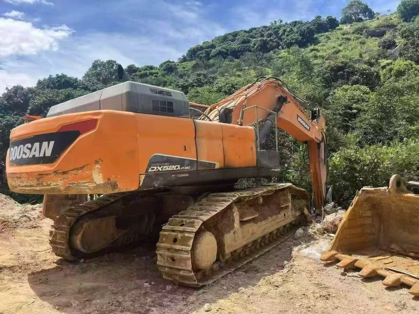 Купить Подержанный Экскаватор Doosan DX520LC / 3 Купить Подержанный Экскаватор Doosan DX520LC / 3