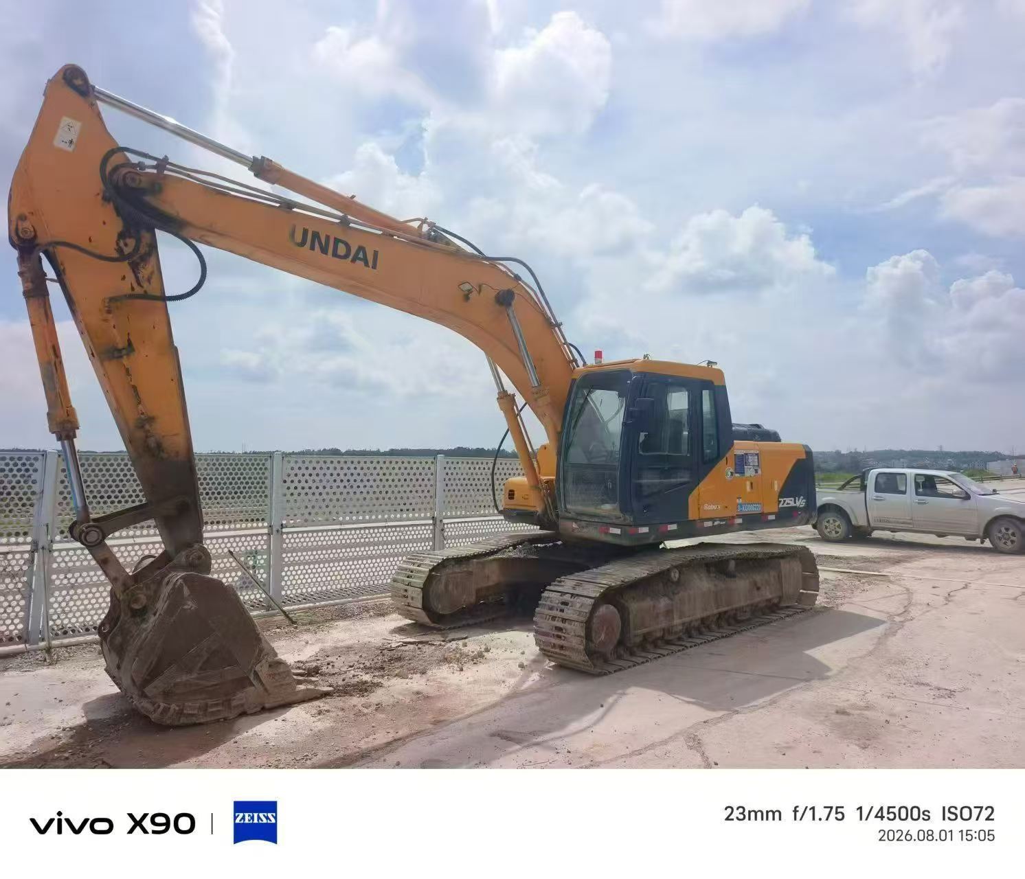 شراء حفارة Hyundai R225-7 مستعملة / 2
