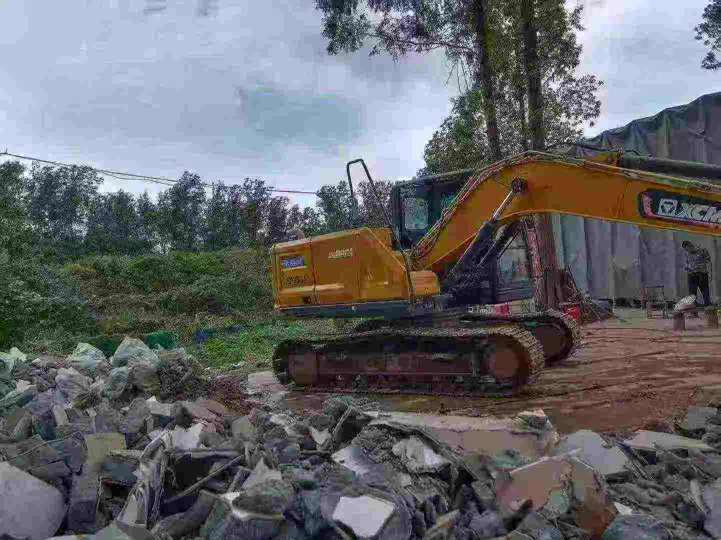 Buy XCMG XE135B Used Excavator / 1