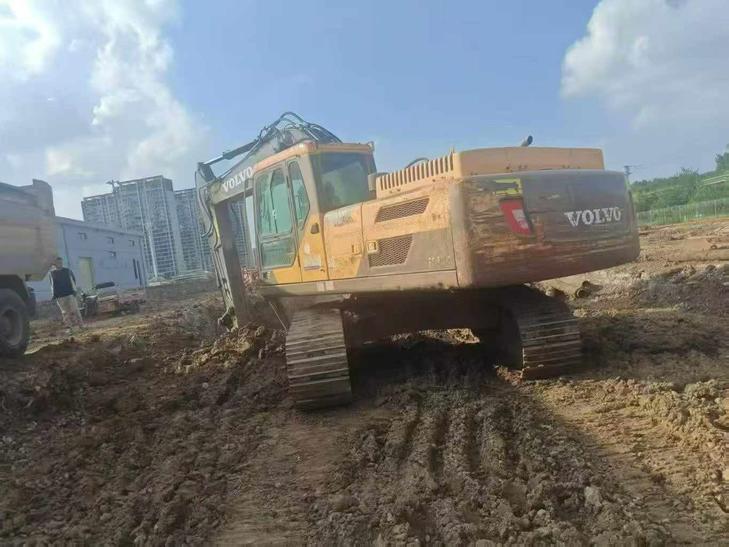 Buy Volvo L250G Used Excavator / 1