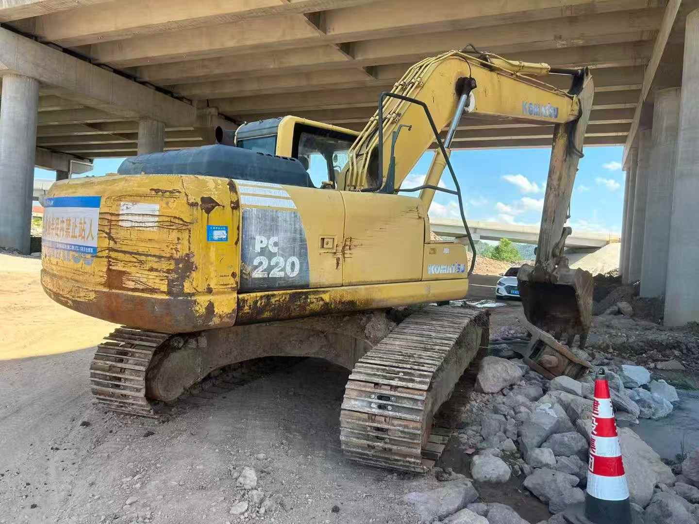 Buy Komatsu PC220-8 Used Excavator / 1