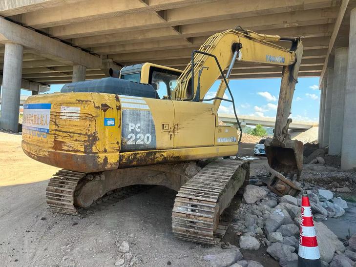 Buy Komatsu PC220-8 Used Excavator / 1