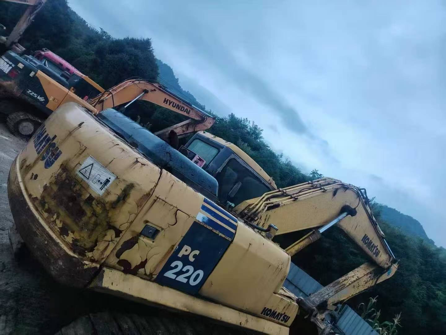 Buy Komatsu PC200-7 Used Excavator / 1