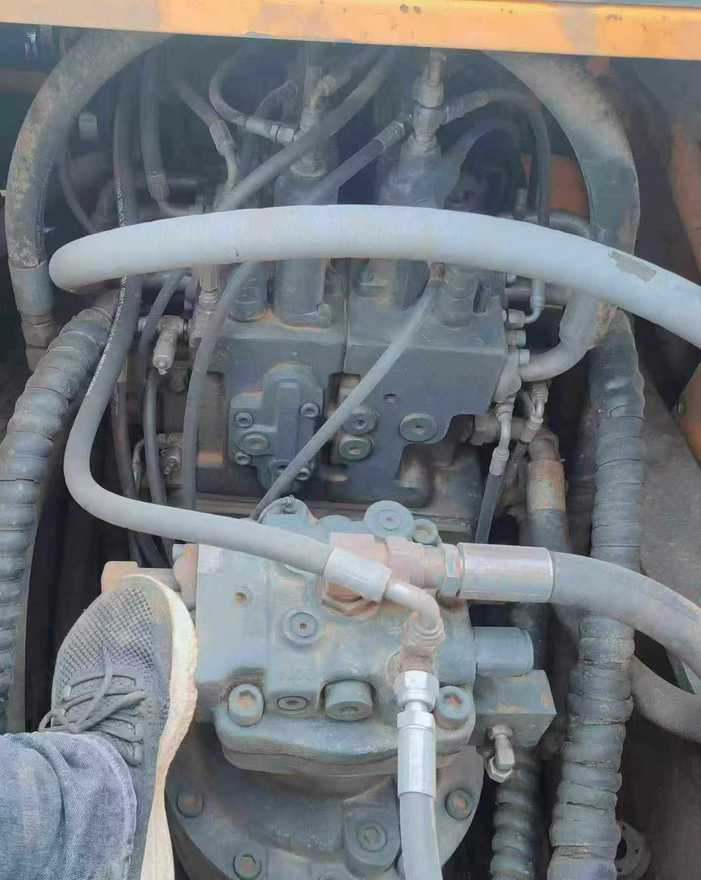 Buy Hyundai R220-5 Used Excavator / 2 Buy Hyundai R220-5 Used Excavator / 2