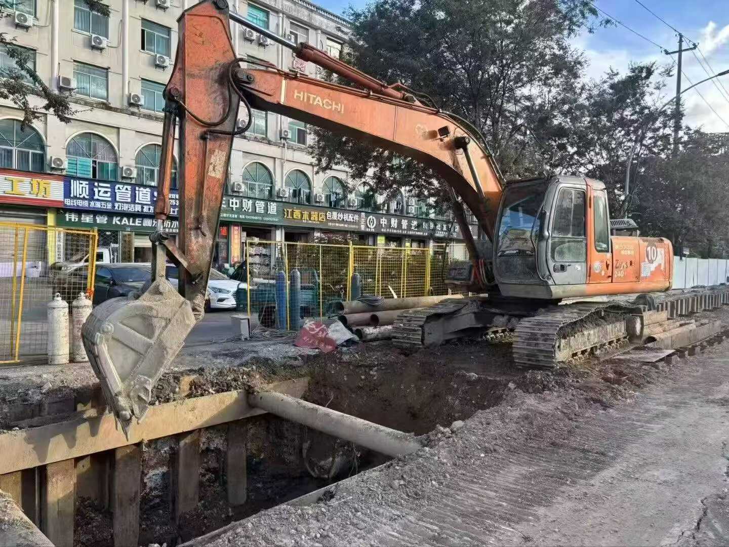 Buy Hitachi ZX200-6 Used Excavator / 3 Buy Hitachi ZX200-6 Used Excavator / 3