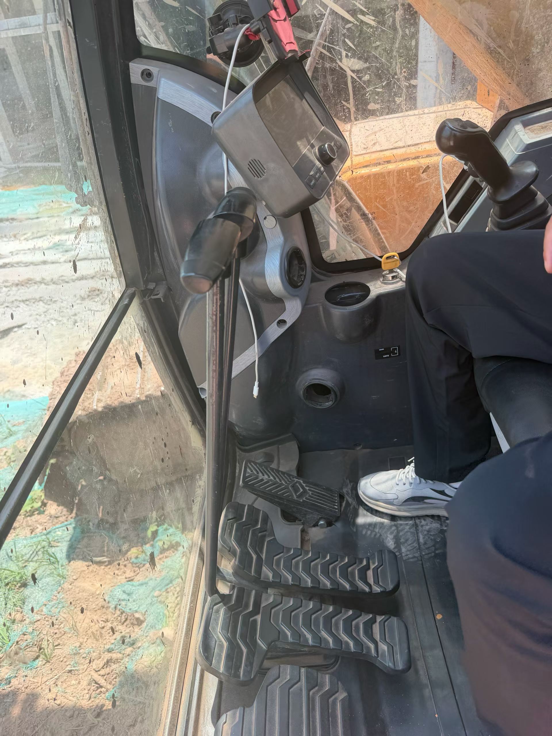 Buy Hyundai R225-7 Used Excavator / 7 Buy Hyundai R225-7 Used Excavator / 7