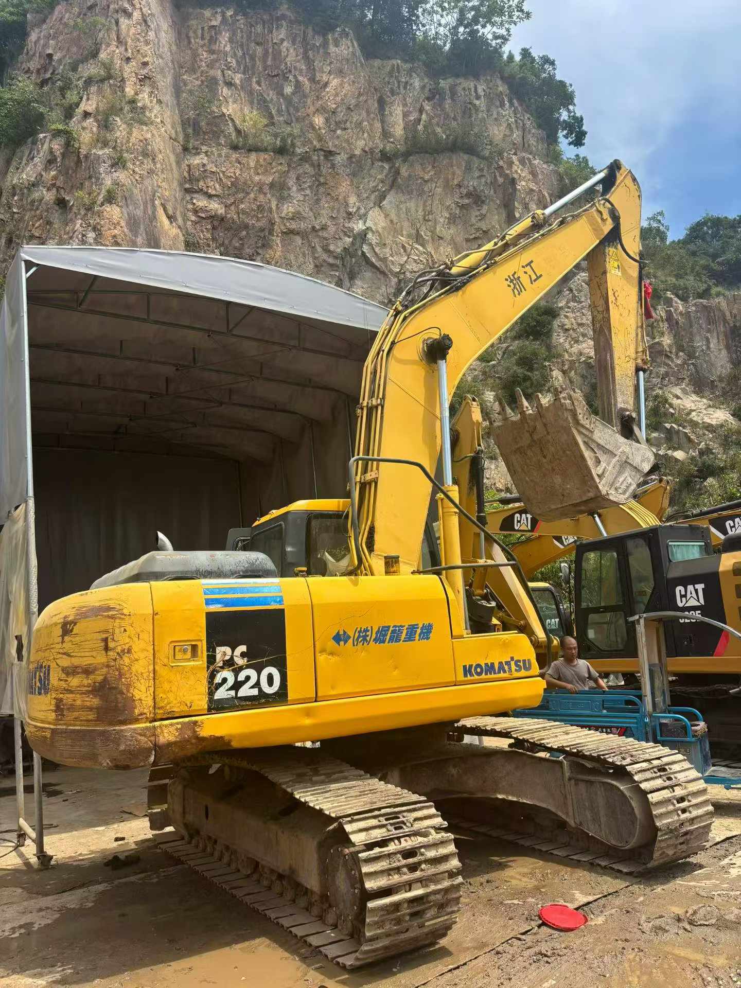 Buy Komatsu PC200 Used Excavator / 1