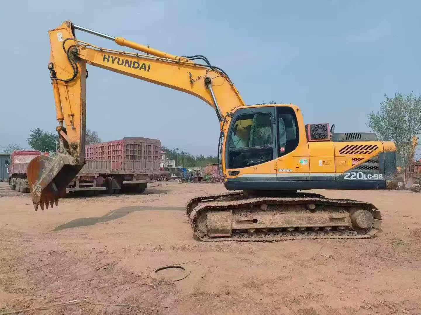 Buy Hyundai R220-5 Used Excavator / 3 Buy Hyundai R220-5 Used Excavator / 3