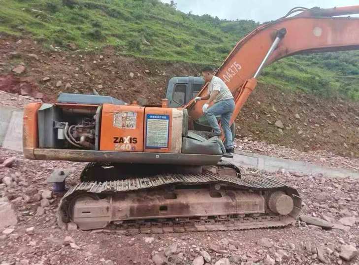 Buy Hitachi ZX210-3G Used Excavator / 1