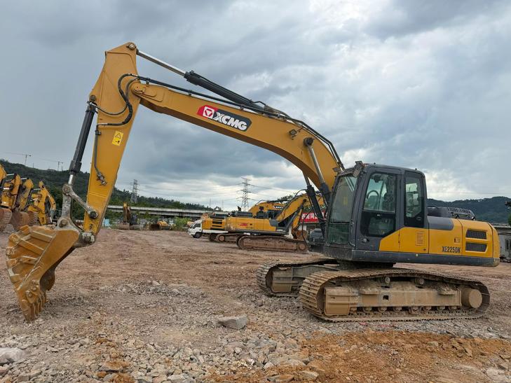 Buy XCMG XE225DK Used Excavator / 1