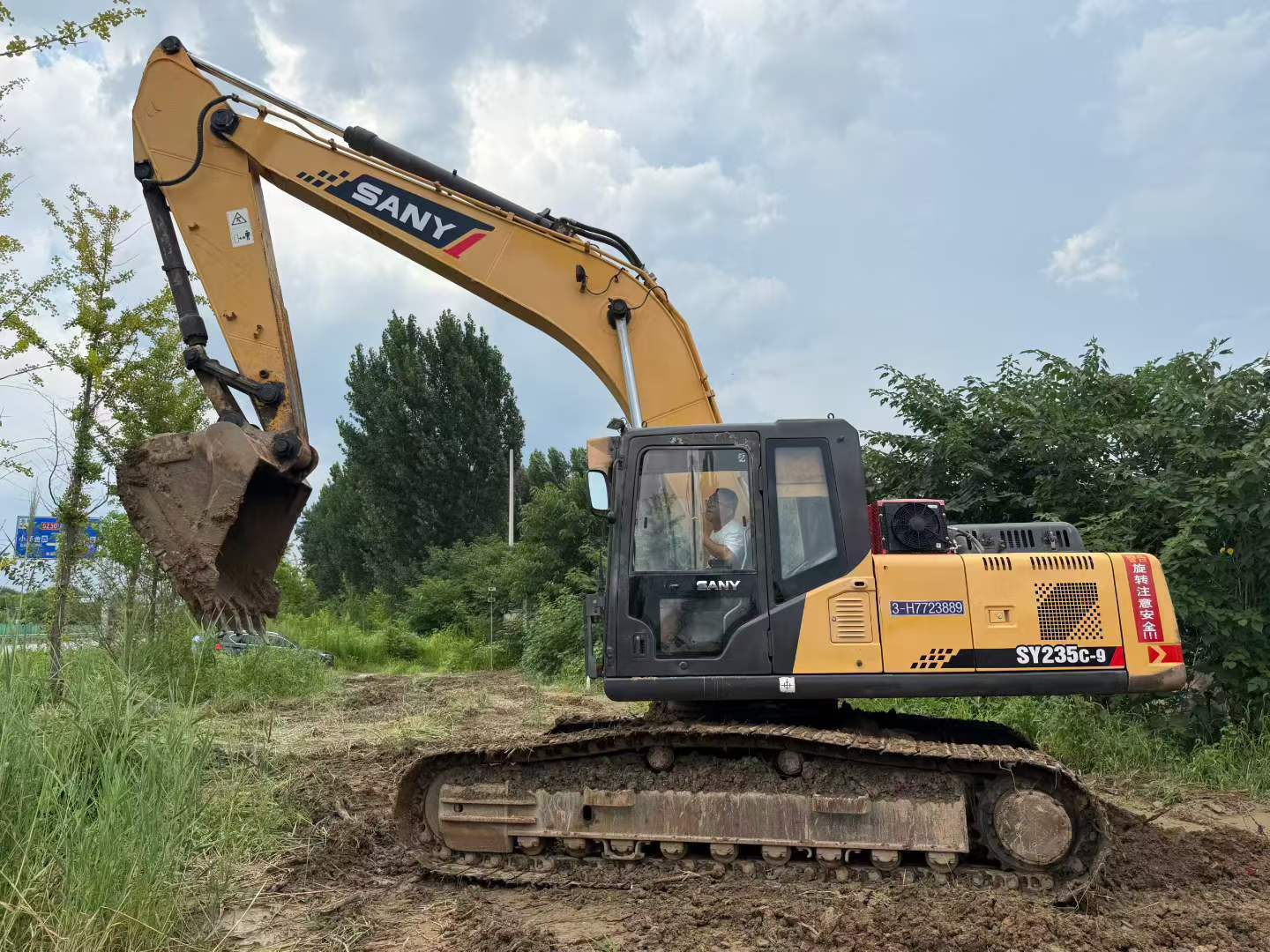 Buy Sany SY235C-8 Used Excavator / 4 Buy Sany SY235C-8 Used Excavator / 4
