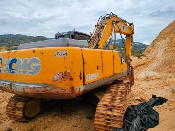 Buy XCMG XE265C Used Excavator / 1