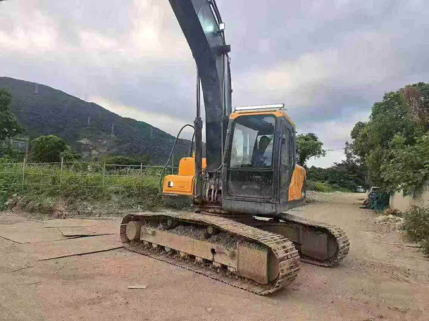 Buy Hyundai R215VS Used Excavator / 3 Buy Hyundai R215VS Used Excavator / 3