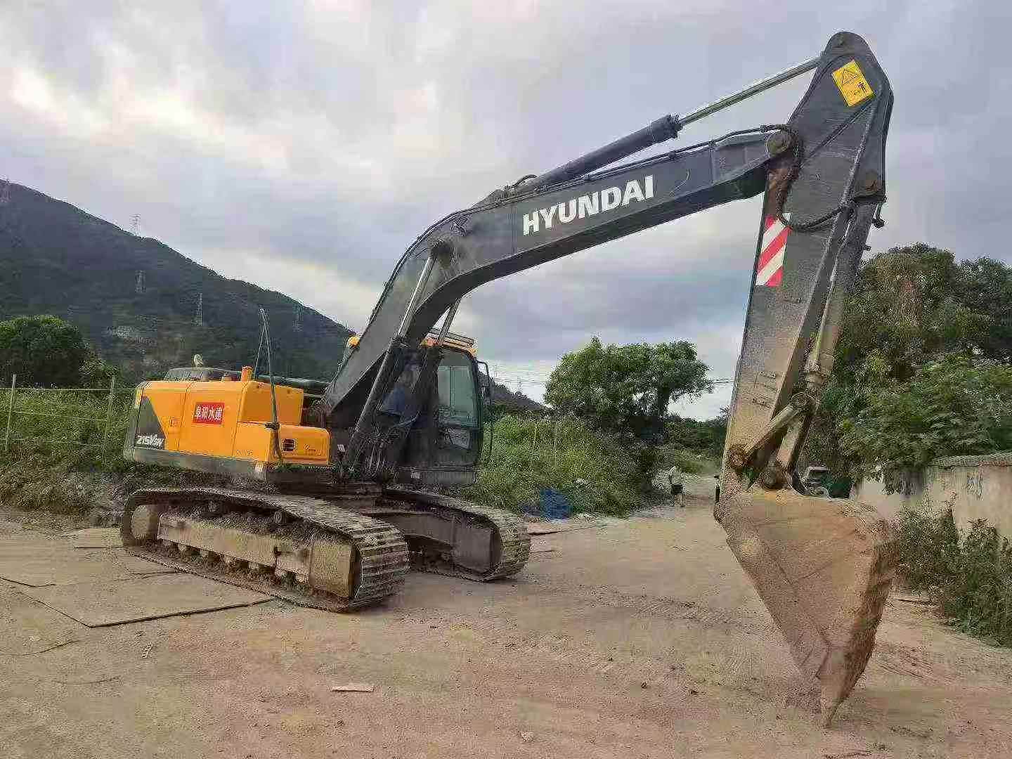 Buy Hyundai R215VS Used Excavator / 2 Buy Hyundai R215VS Used Excavator / 2