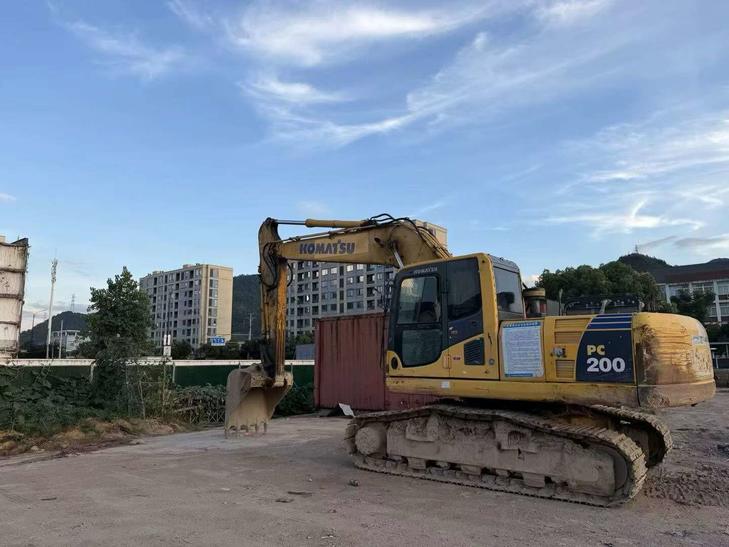 Buy Komatsu PC200-8 Used Excavator / 1
