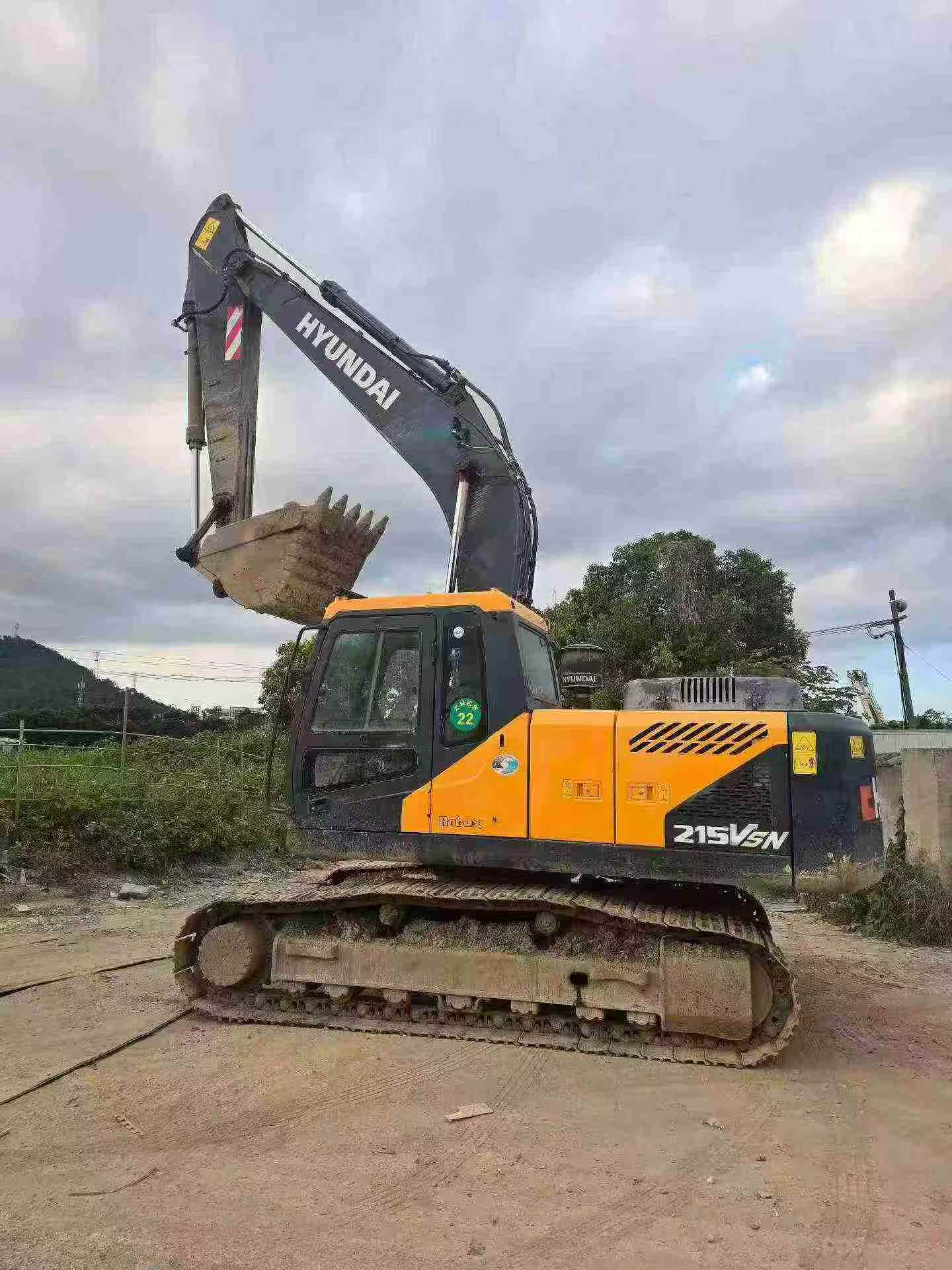 Buy Hyundai R215VS Used Excavator / 1