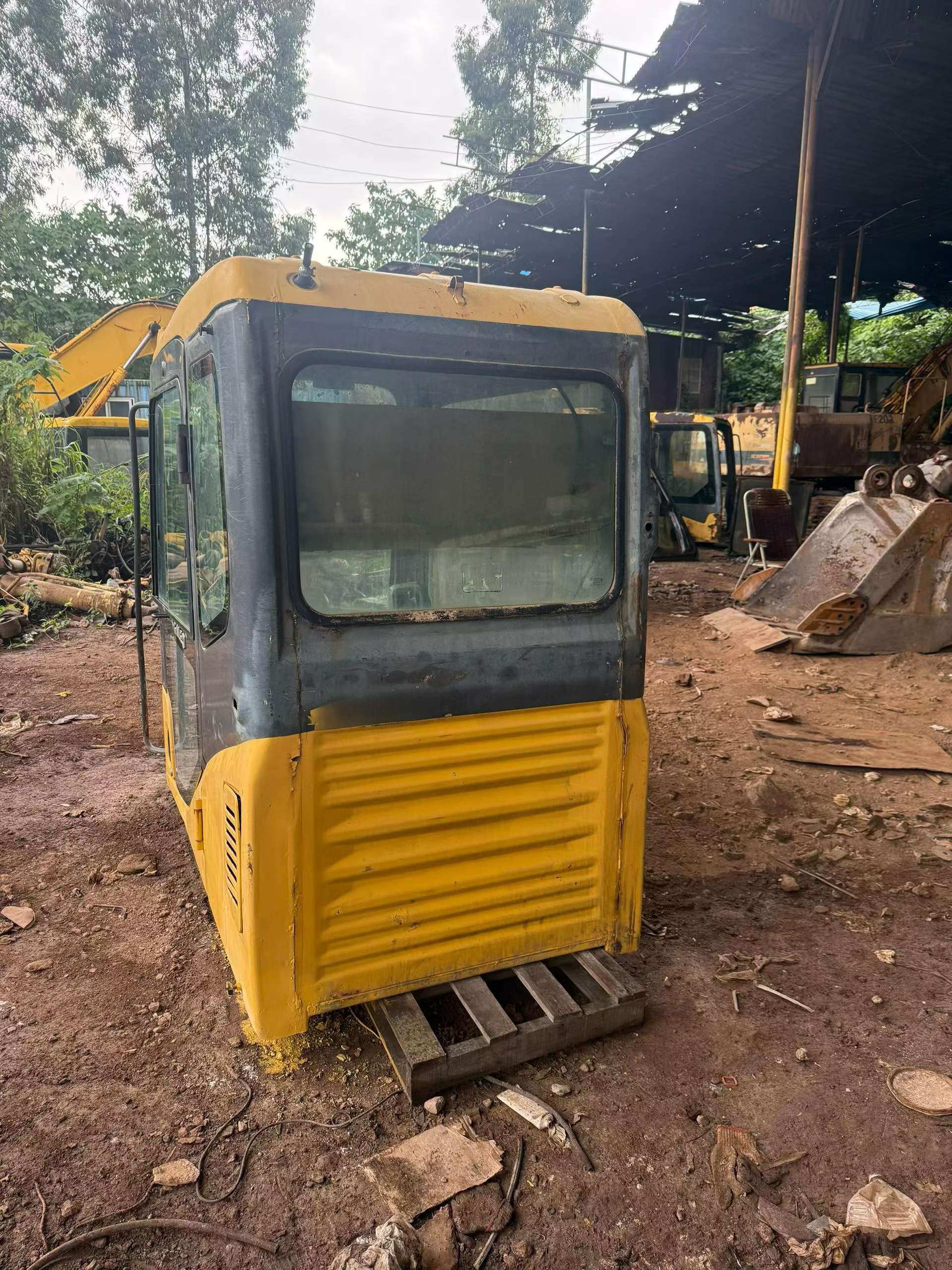 Buy Komatsu PC200-7 Used Excavator / 4