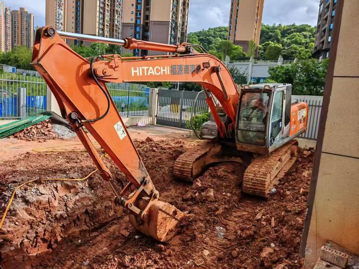 Buy Hitachi EX200-3 Used Excavator / 1